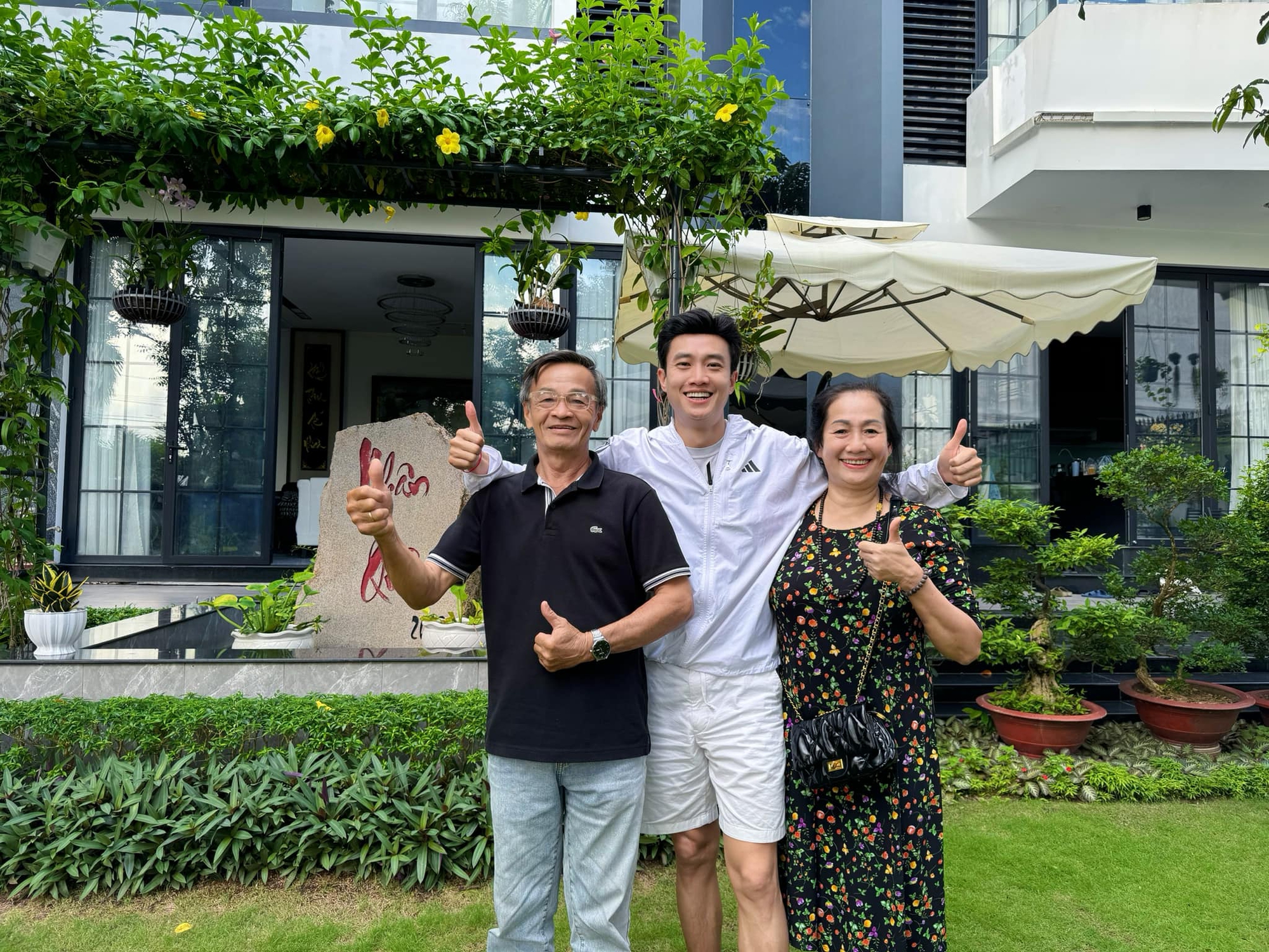 Ngoại hình nam nghệ sĩ sở hữu 2 biệt thự 70 tỷ ở TP.HCM - Cần Thơ, bị đồn đào hoa nhưng U40 chưa vợ- Ảnh 12. Ngoại hình nam nghệ sĩ sở hữu 2 biệt thự 70 tỷ ở TP.HCM - Cần Thơ, bị đồn đào hoa nhưng U40 chưa vợ- Ảnh 12.