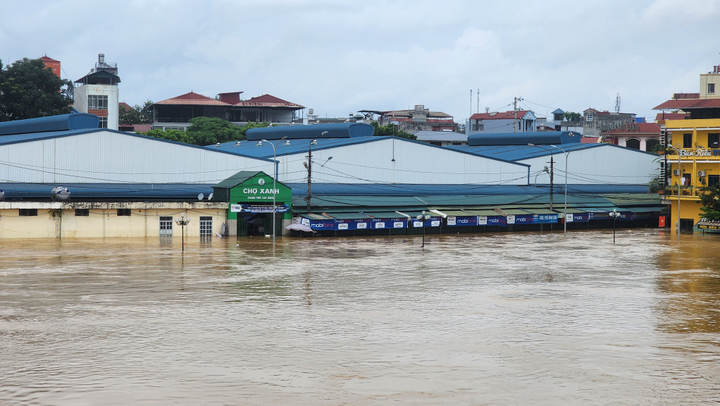 Nước sông vượt đỉnh lũ lịch sử năm 1986, người dân Cao Bằng trắng đêm sơ tán