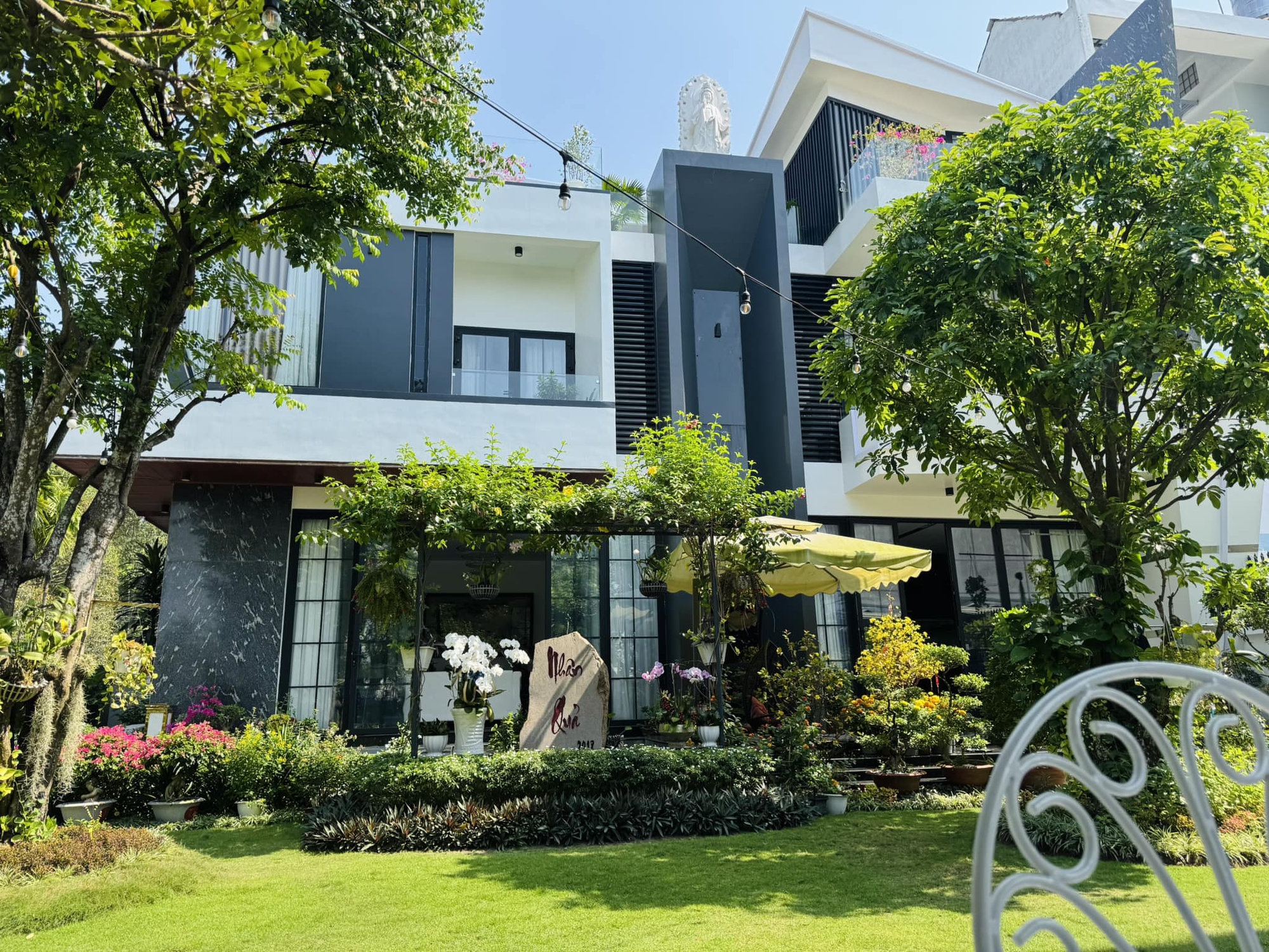 Ngoại hình nam nghệ sĩ sở hữu 2 biệt thự 70 tỷ ở TP.HCM - Cần Thơ, bị đồn đào hoa nhưng U40 chưa vợ- Ảnh 13. Ngoại hình nam nghệ sĩ sở hữu 2 biệt thự 70 tỷ ở TP.HCM - Cần Thơ, bị đồn đào hoa nhưng U40 chưa vợ- Ảnh 13.