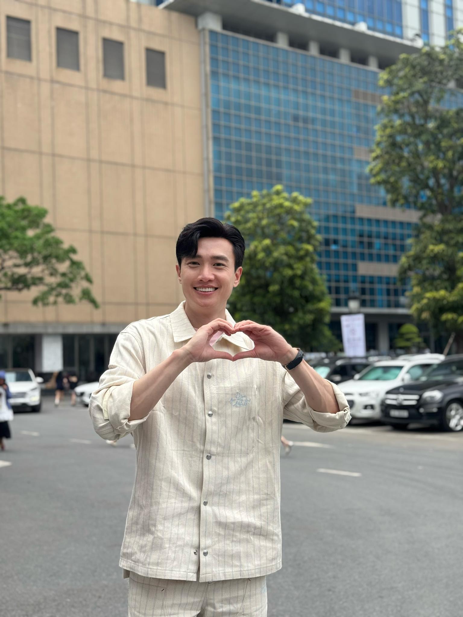Ngoại hình nam nghệ sĩ sở hữu 2 biệt thự 70 tỷ ở TP.HCM - Cần Thơ, bị đồn đào hoa nhưng U40 chưa vợ- Ảnh 3. Ngoại hình nam nghệ sĩ sở hữu 2 biệt thự 70 tỷ ở TP.HCM - Cần Thơ, bị đồn đào hoa nhưng U40 chưa vợ- Ảnh 3.