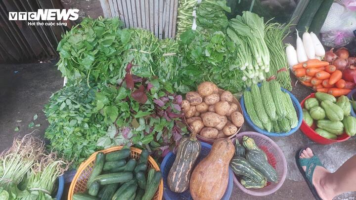 Giá rau xanh ở Hà Nội ‘nhảy múa’, đắt gấp đôi sau bão Bualoi