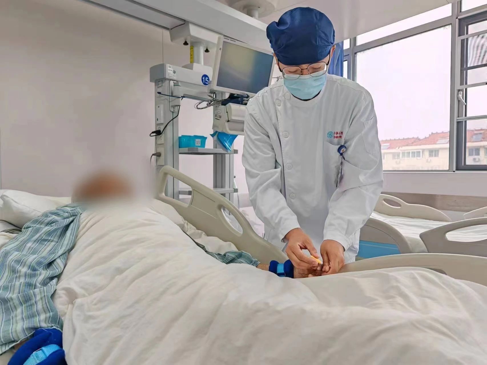 Người đàn ông hôn mê, nguy kịch sau khi uống 1 thứ do hàng xóm giới thiệu- Ảnh 1. Người đàn ông hôn mê, nguy kịch sau khi uống 1 thứ do hàng xóm giới thiệu- Ảnh 1.