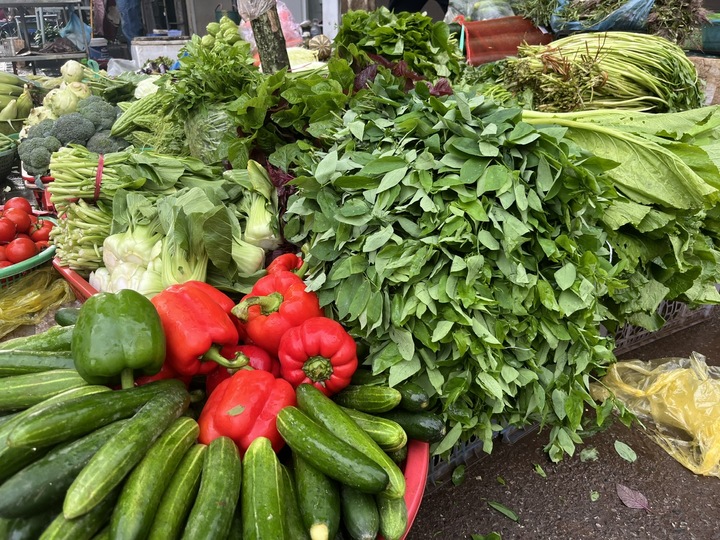 Giá rau xanh ở Hà Nội ‘nhảy múa’, đắt gấp đôi sau bão Bualoi