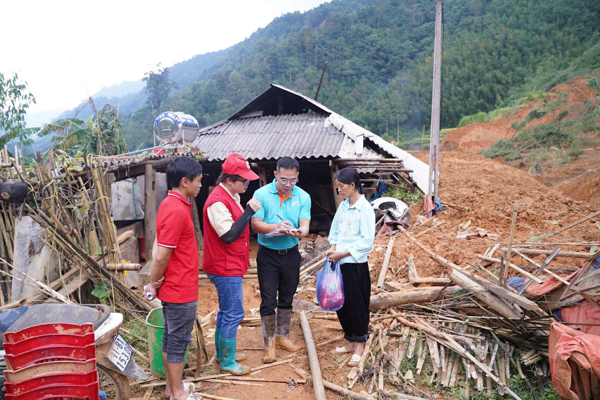 Vingroup hỗ trợ khẩn cấp 500 tỷ đồng cho đồng bào bị thiệt hại do bão Bualoi - Ảnh 1.