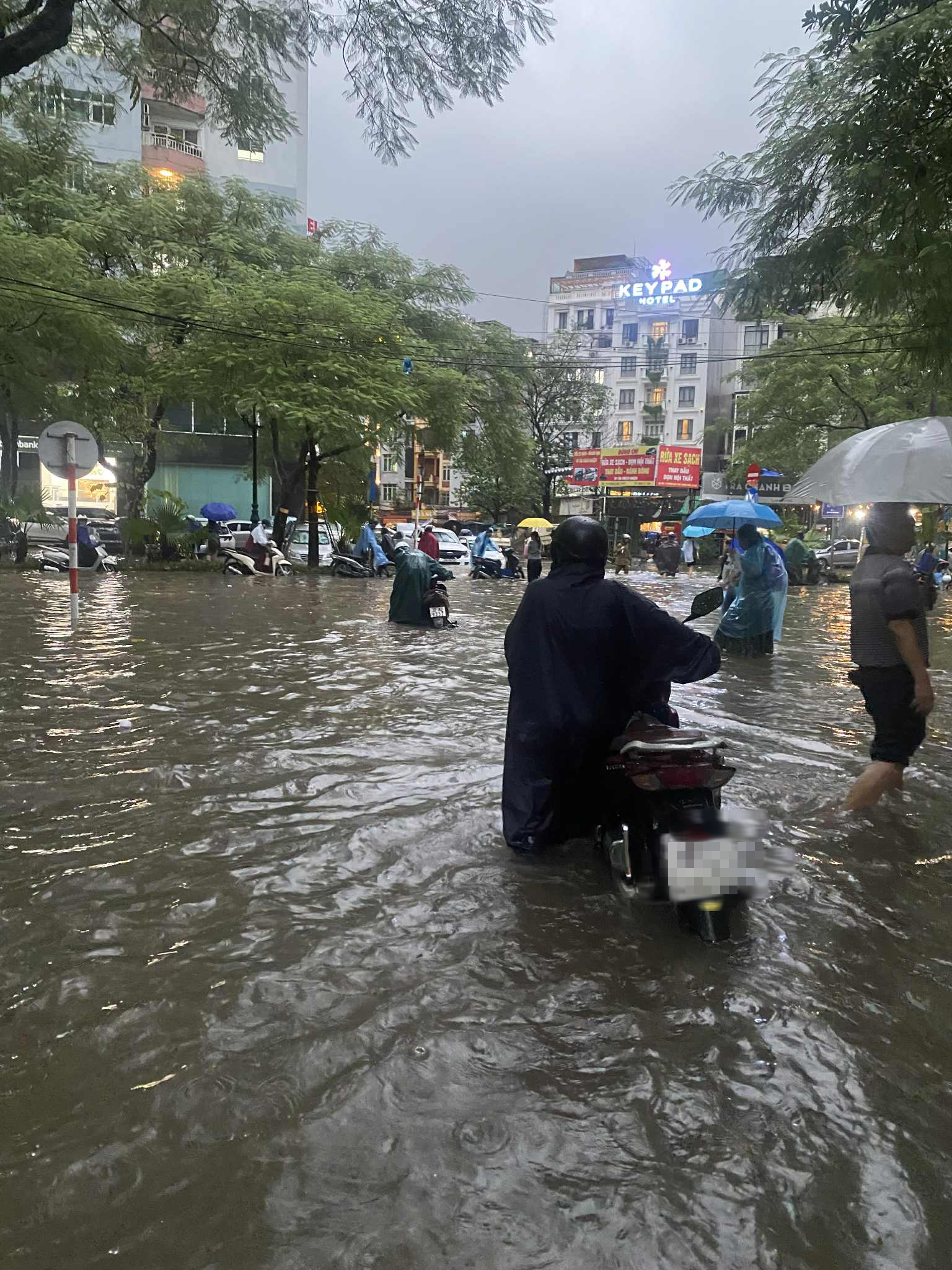 Sáng 1/10: Nhiều phụ huynh phải xin nghỉ làm, người ngợm mệt rã rời sau buổi tối lội nước bì bõm để đi đón con!- Ảnh 3.