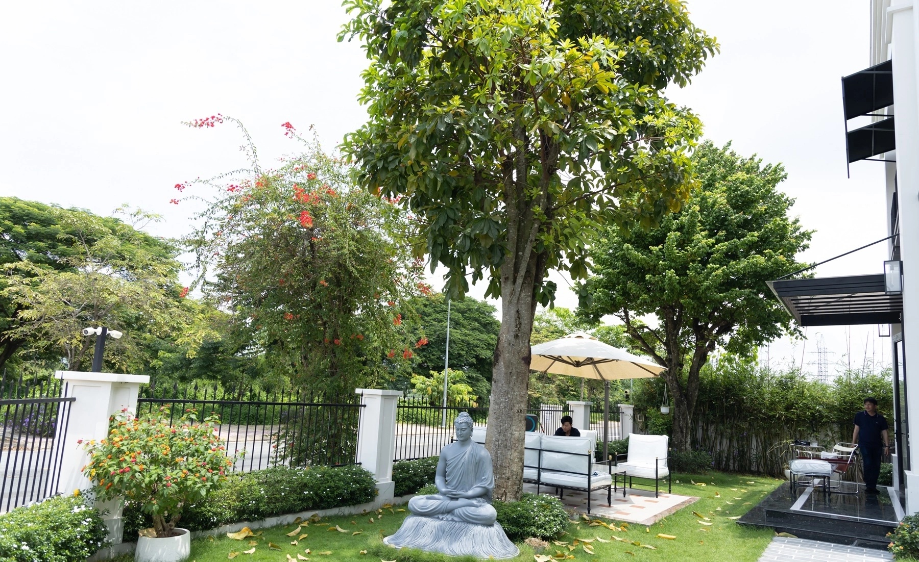 Ngoại hình nam nghệ sĩ sở hữu 2 biệt thự 70 tỷ ở TP.HCM - Cần Thơ, bị đồn đào hoa nhưng U40 chưa vợ- Ảnh 9. Ngoại hình nam nghệ sĩ sở hữu 2 biệt thự 70 tỷ ở TP.HCM - Cần Thơ, bị đồn đào hoa nhưng U40 chưa vợ- Ảnh 9.