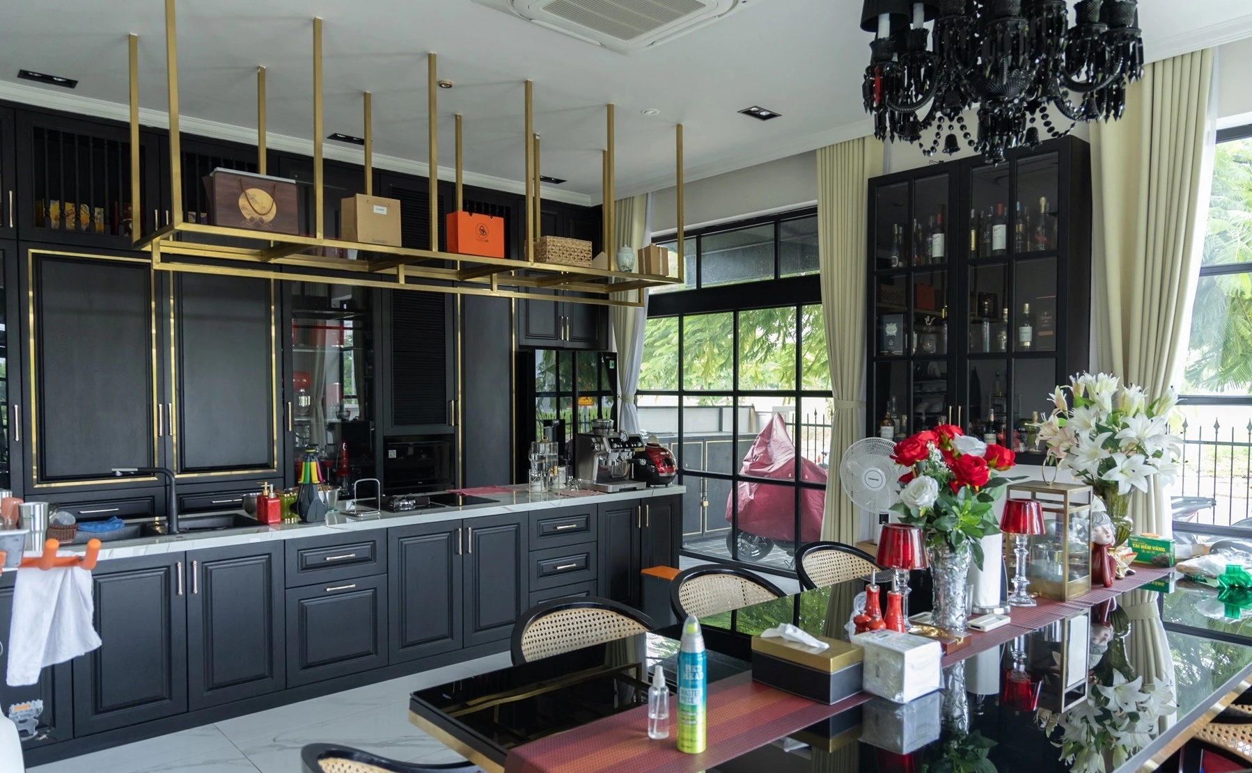 Ngoại hình nam nghệ sĩ sở hữu 2 biệt thự 70 tỷ ở TP.HCM - Cần Thơ, bị đồn đào hoa nhưng U40 chưa vợ- Ảnh 11. Ngoại hình nam nghệ sĩ sở hữu 2 biệt thự 70 tỷ ở TP.HCM - Cần Thơ, bị đồn đào hoa nhưng U40 chưa vợ- Ảnh 11.