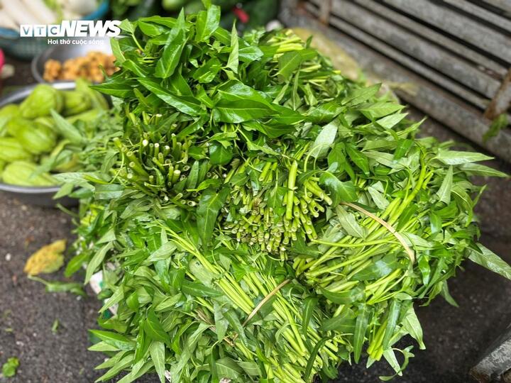 Giá rau xanh ở Hà Nội ‘nhảy múa’, đắt gấp đôi sau bão Bualoi