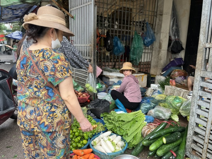 Giá rau xanh ở Hà Nội ‘nhảy múa’, đắt gấp đôi sau bão Bualoi