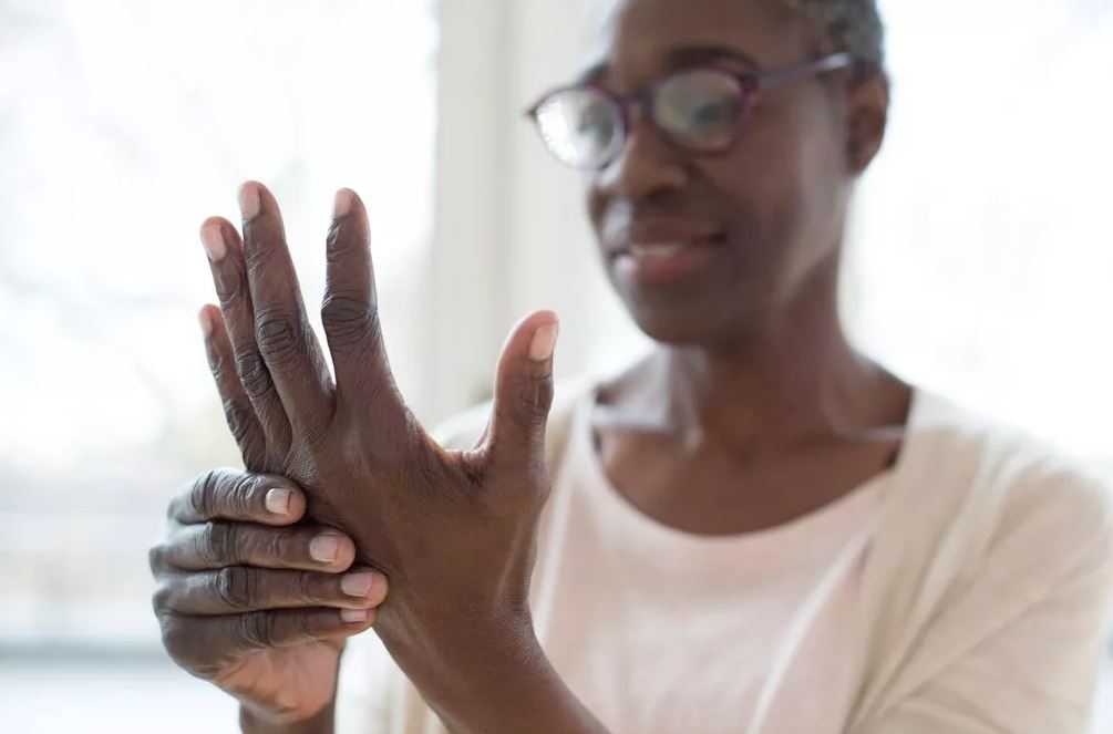 3 dấu hiệu trên tay cảnh báo gan suy hỏng, xơ xác- Ảnh 1.