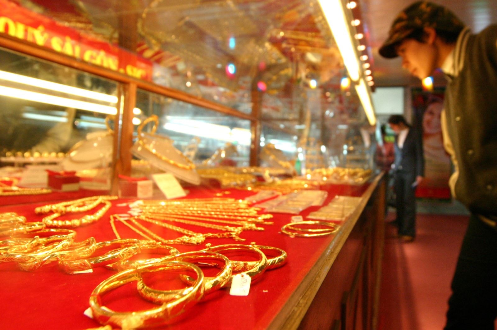 Lưu ý quan trọng: Trong tháng 10, mua bán vàng từ 20 triệu đồng/ngày phải thực hiện qua tài khoản ngân hàng - Ảnh 1.