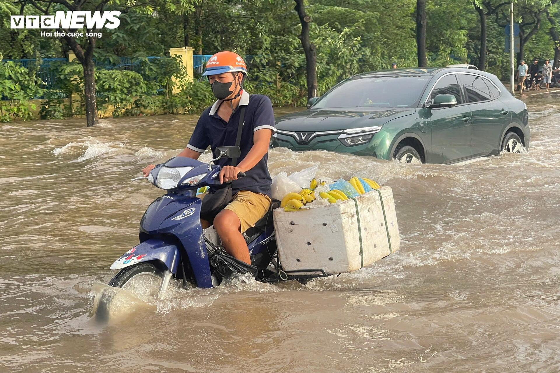 Đường vẫn ngập ngang gối, dân Hà Nội chen chúc dắt xe lội nước đi làm từ sớm Đường vẫn ngập ngang gối, dân Hà Nội chen chúc dắt xe lội nước đi làm từ sớm
