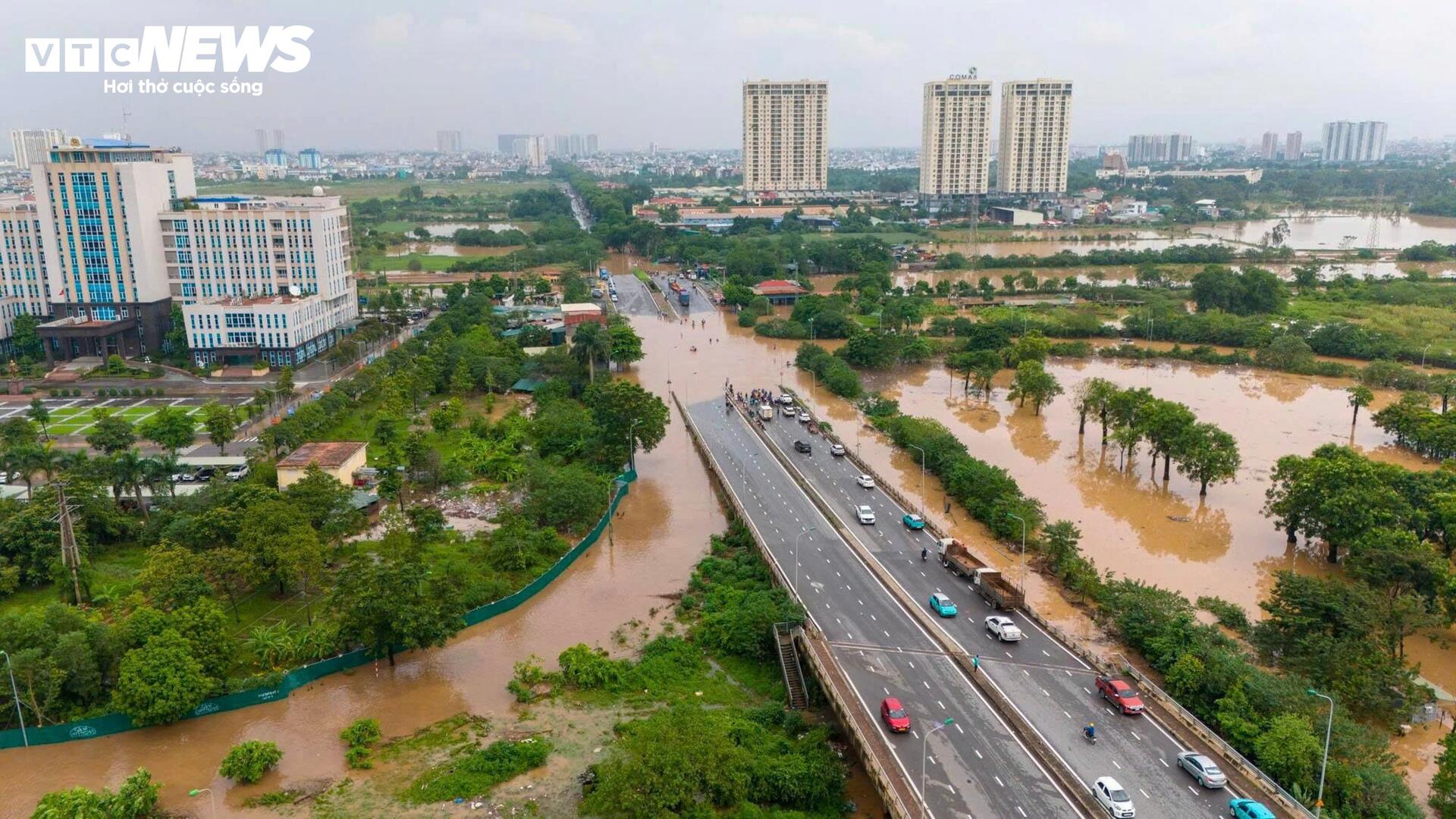 Nhiều tuyến đường ở Hà Nội vẫn ngập sâu, bộ đội chia ca túc trực dìu dân qua điểm nguy hiểm Nhiều tuyến đường ở Hà Nội vẫn ngập sâu, bộ đội chia ca túc trực dìu dân qua điểm nguy hiểm