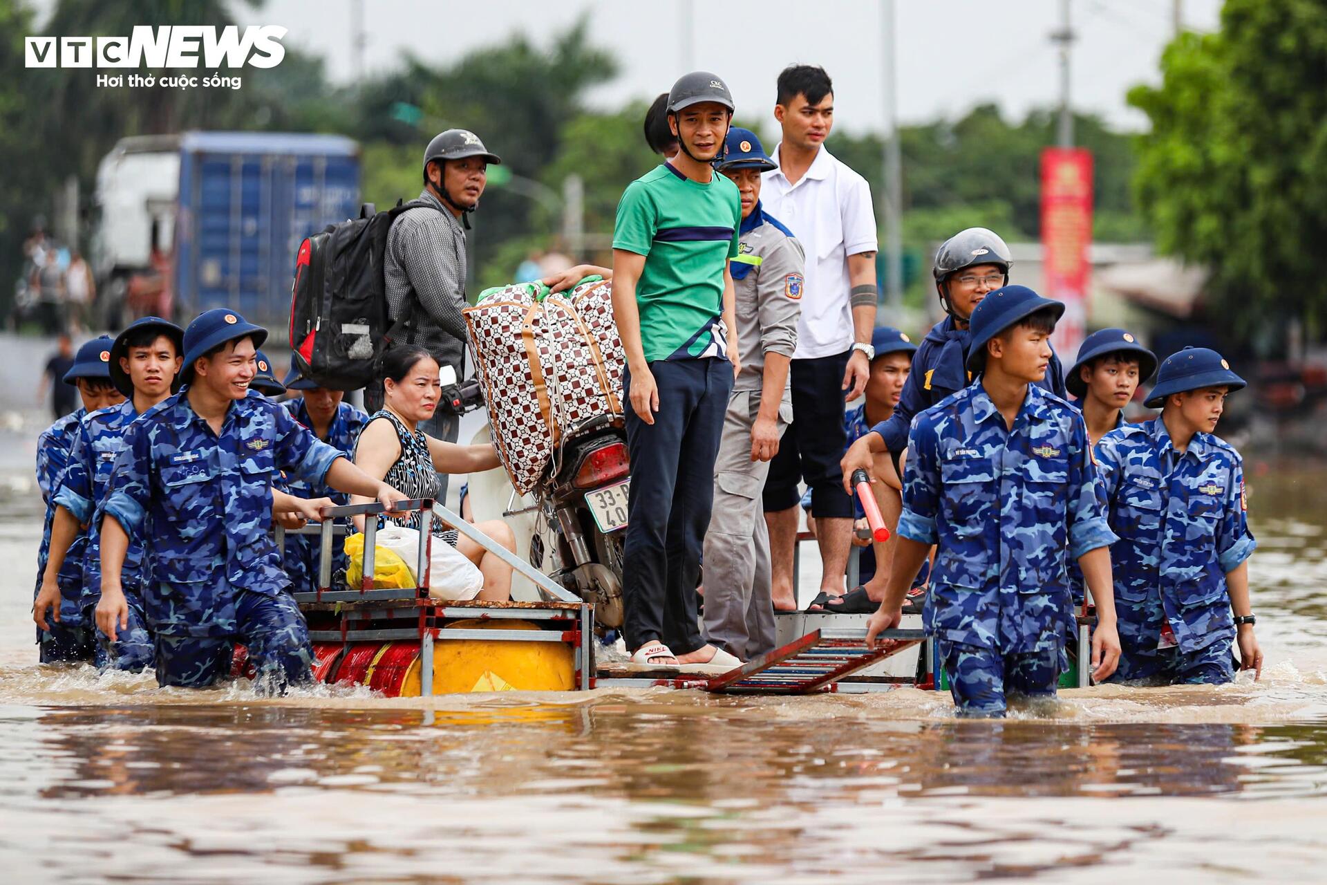 Nhiều tuyến đường ở Hà Nội vẫn ngập sâu, bộ đội chia ca túc trực dìu dân qua điểm nguy hiểm Nhiều tuyến đường ở Hà Nội vẫn ngập sâu, bộ đội chia ca túc trực dìu dân qua điểm nguy hiểm