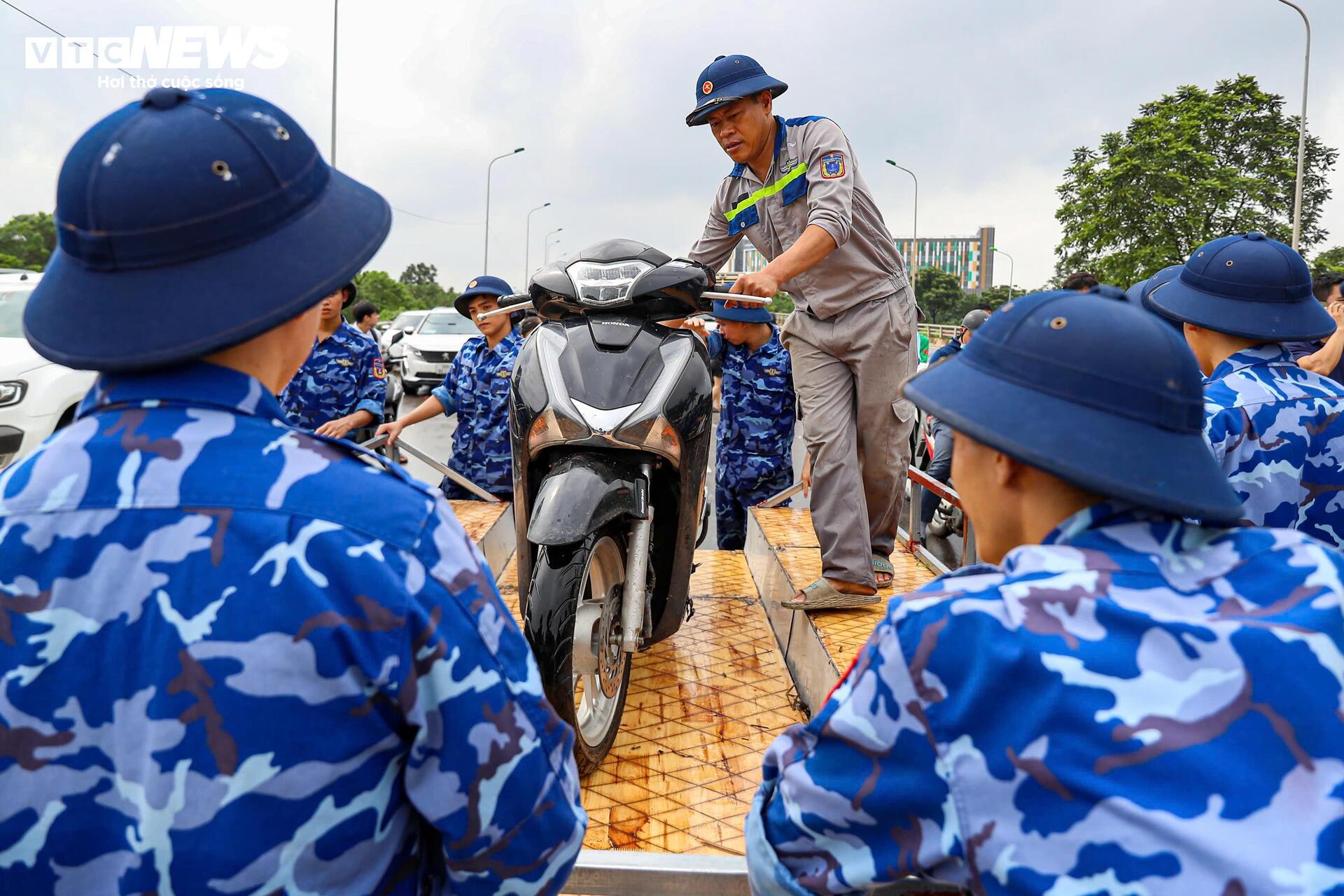 Nhiều tuyến đường ở Hà Nội vẫn ngập sâu, bộ đội chia ca túc trực dìu dân qua điểm nguy hiểm Nhiều tuyến đường ở Hà Nội vẫn ngập sâu, bộ đội chia ca túc trực dìu dân qua điểm nguy hiểm