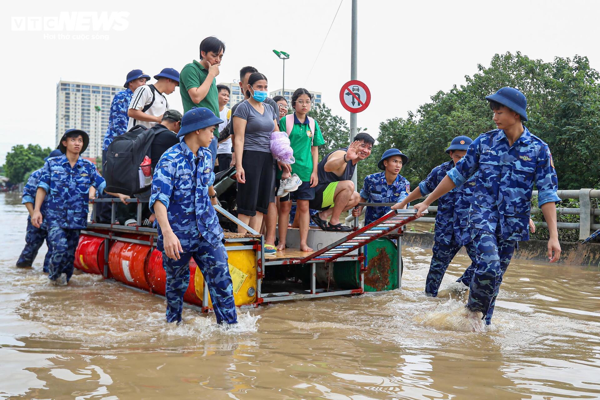 Nhiều tuyến đường ở Hà Nội vẫn ngập sâu, bộ đội chia ca túc trực dìu dân qua điểm nguy hiểm Nhiều tuyến đường ở Hà Nội vẫn ngập sâu, bộ đội chia ca túc trực dìu dân qua điểm nguy hiểm