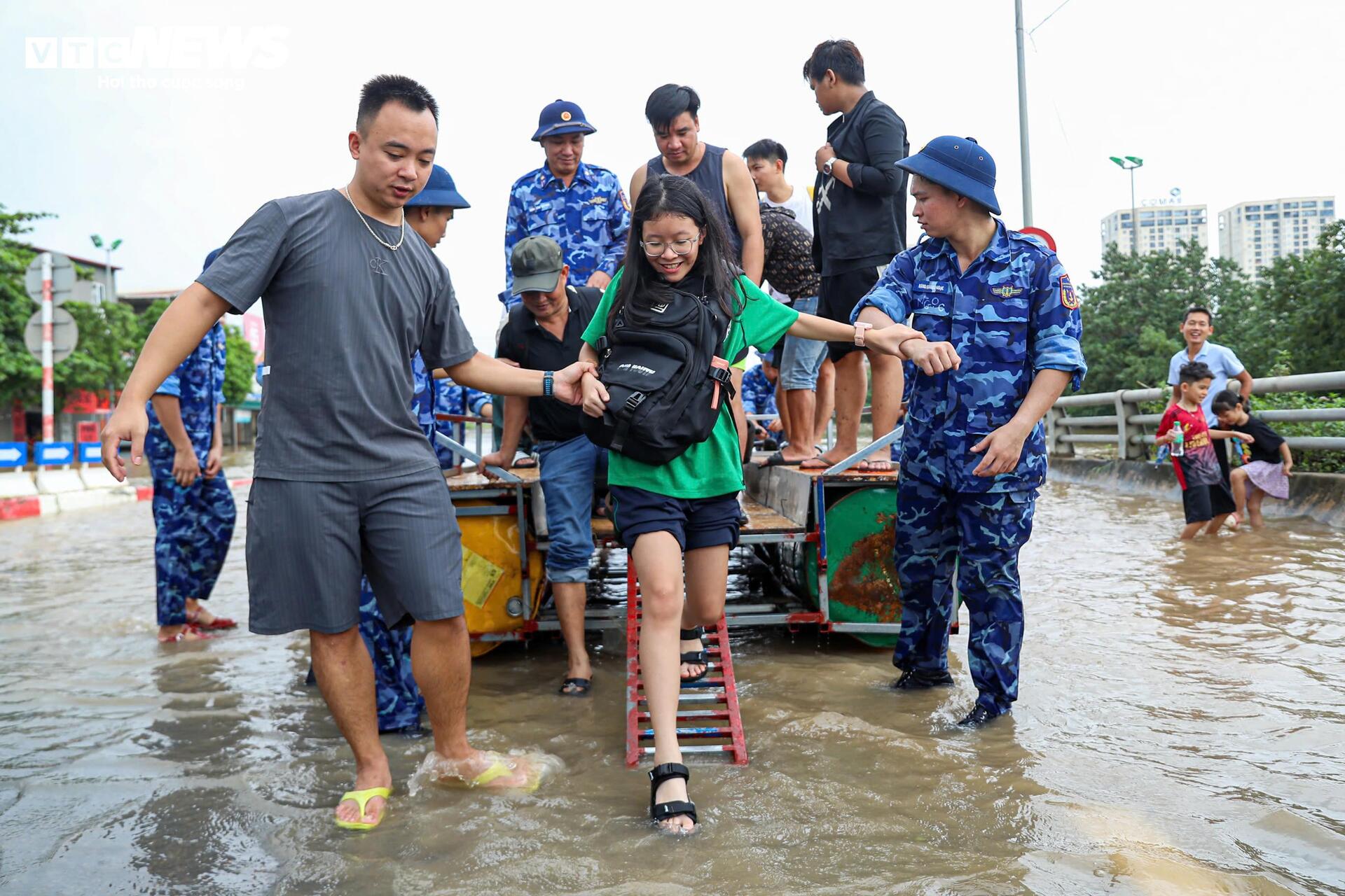 Nhiều tuyến đường ở Hà Nội vẫn ngập sâu, bộ đội chia ca túc trực dìu dân qua điểm nguy hiểm Nhiều tuyến đường ở Hà Nội vẫn ngập sâu, bộ đội chia ca túc trực dìu dân qua điểm nguy hiểm