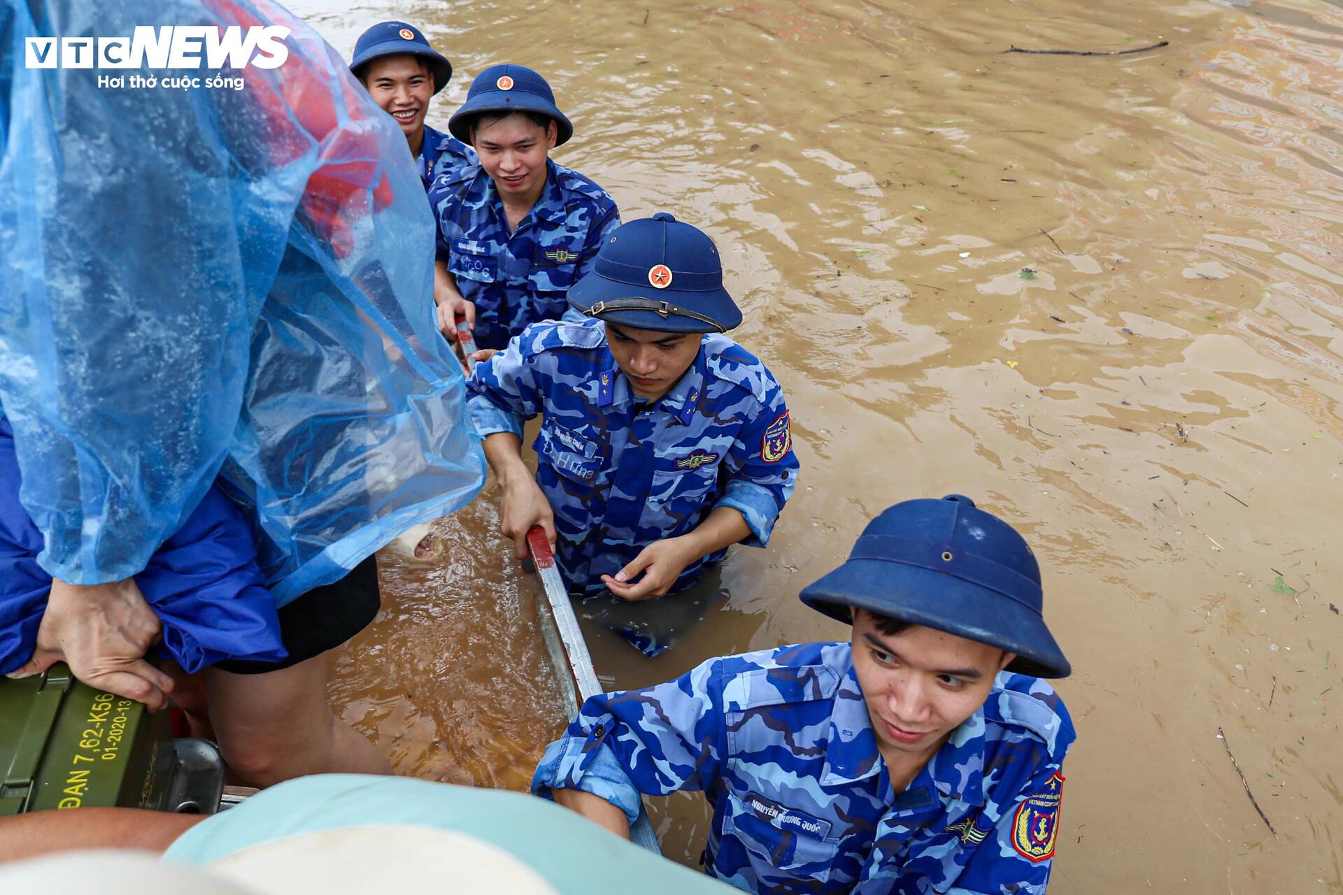 Nhiều tuyến đường ở Hà Nội vẫn ngập sâu, bộ đội chia ca túc trực dìu dân qua điểm nguy hiểm Nhiều tuyến đường ở Hà Nội vẫn ngập sâu, bộ đội chia ca túc trực dìu dân qua điểm nguy hiểm