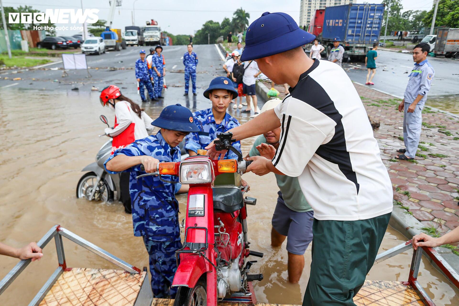 Nhiều tuyến đường ở Hà Nội vẫn ngập sâu, bộ đội chia ca túc trực dìu dân qua điểm nguy hiểm Nhiều tuyến đường ở Hà Nội vẫn ngập sâu, bộ đội chia ca túc trực dìu dân qua điểm nguy hiểm
