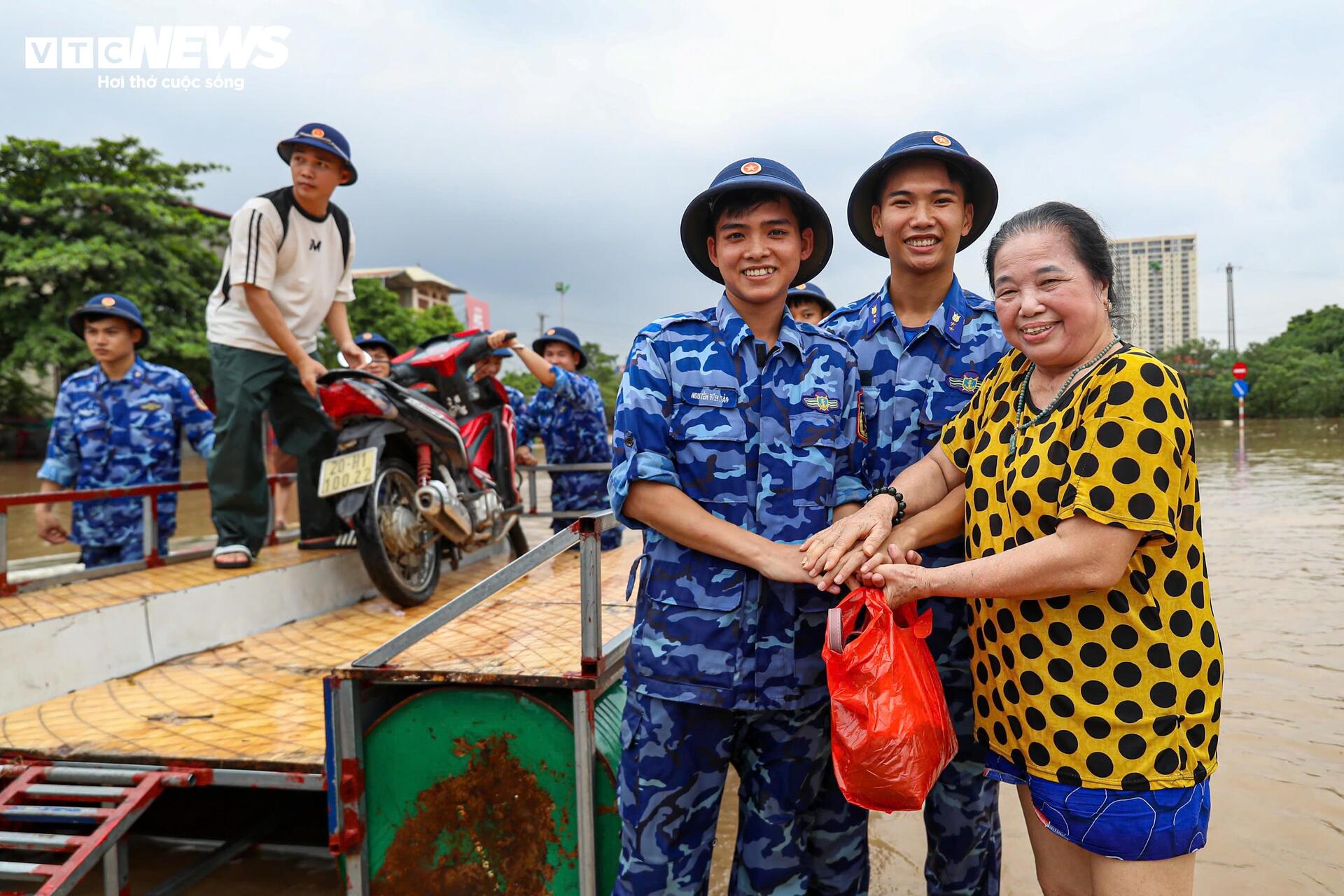 Nhiều tuyến đường ở Hà Nội vẫn ngập sâu, bộ đội chia ca túc trực dìu dân qua điểm nguy hiểm Nhiều tuyến đường ở Hà Nội vẫn ngập sâu, bộ đội chia ca túc trực dìu dân qua điểm nguy hiểm