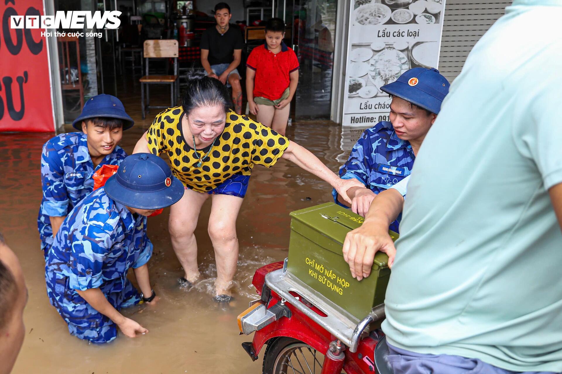 Nhiều tuyến đường ở Hà Nội vẫn ngập sâu, bộ đội chia ca túc trực dìu dân qua điểm nguy hiểm Nhiều tuyến đường ở Hà Nội vẫn ngập sâu, bộ đội chia ca túc trực dìu dân qua điểm nguy hiểm