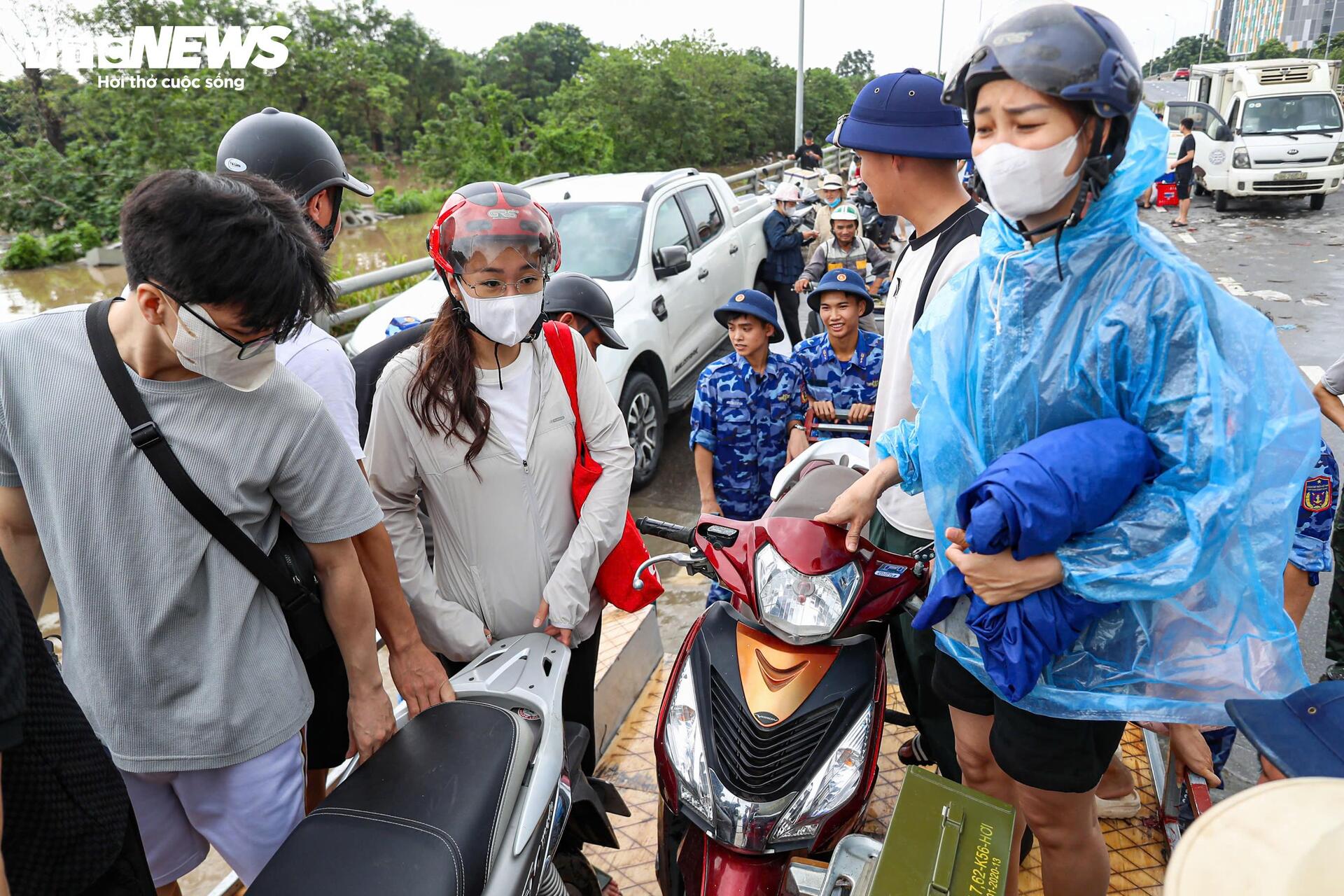 Nhiều tuyến đường ở Hà Nội vẫn ngập sâu, bộ đội chia ca túc trực dìu dân qua điểm nguy hiểm Nhiều tuyến đường ở Hà Nội vẫn ngập sâu, bộ đội chia ca túc trực dìu dân qua điểm nguy hiểm