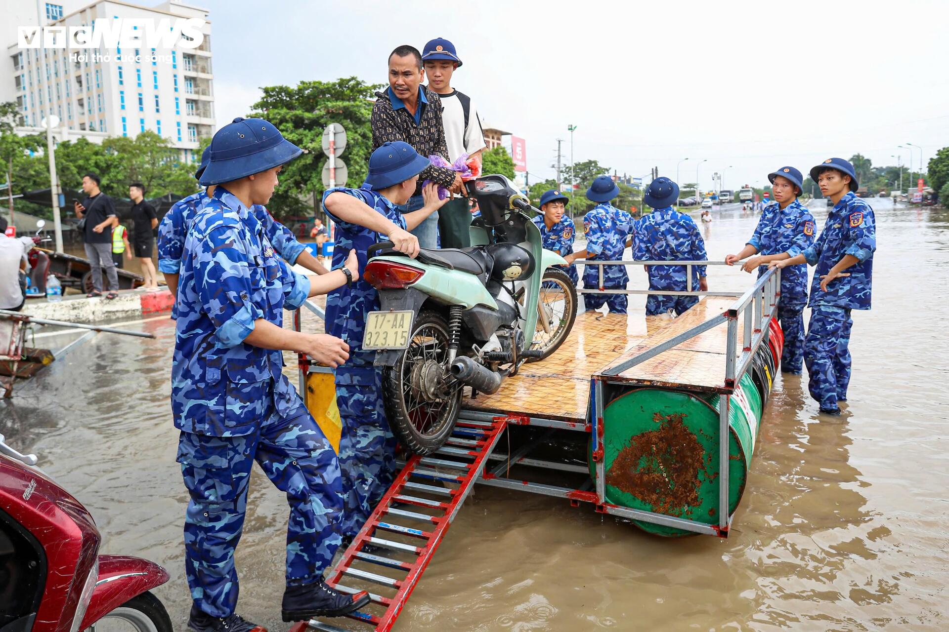 Nhiều tuyến đường ở Hà Nội vẫn ngập sâu, bộ đội chia ca túc trực dìu dân qua điểm nguy hiểm Nhiều tuyến đường ở Hà Nội vẫn ngập sâu, bộ đội chia ca túc trực dìu dân qua điểm nguy hiểm