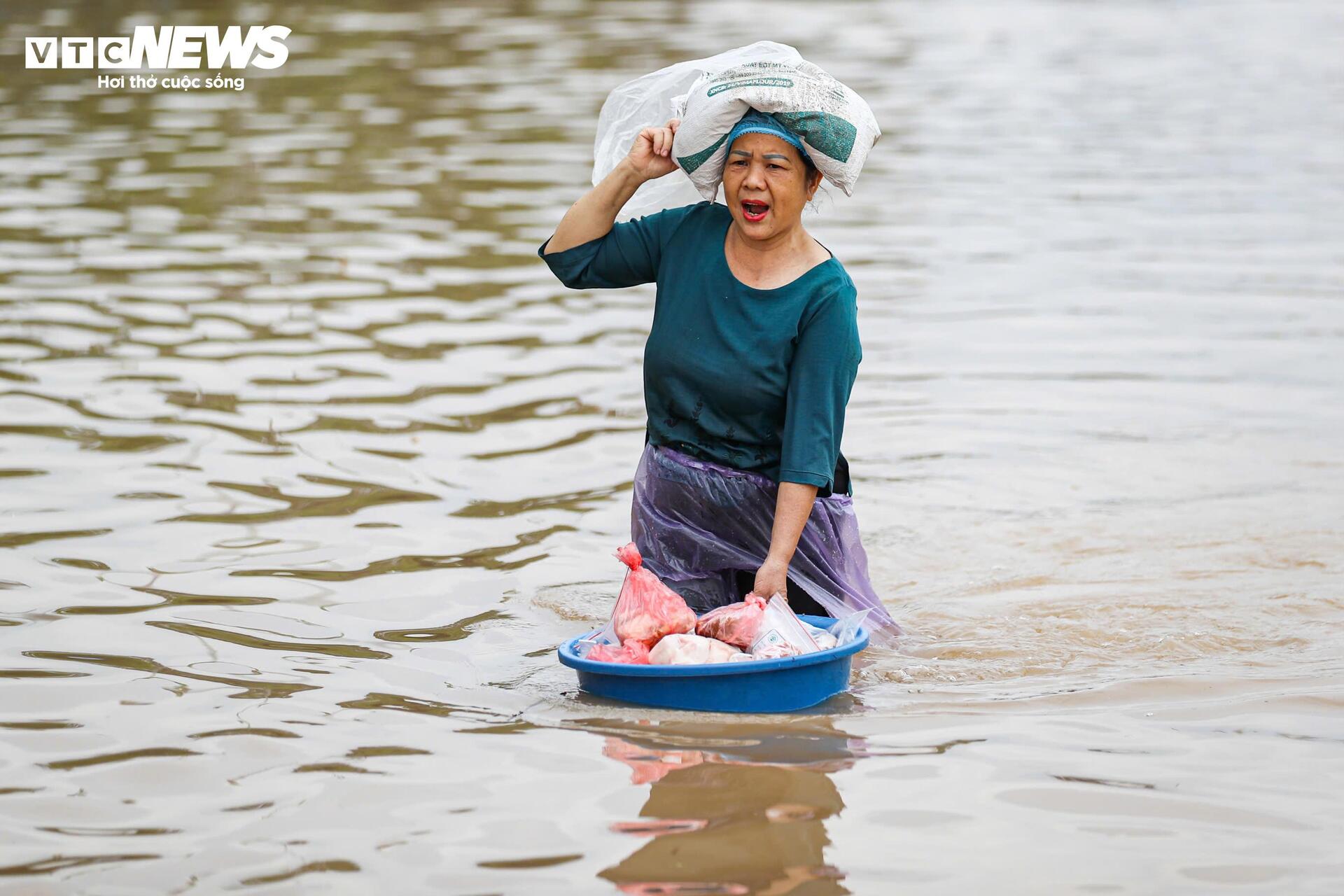 Nhiều tuyến đường ở Hà Nội vẫn ngập sâu, bộ đội chia ca túc trực dìu dân qua điểm nguy hiểm Nhiều tuyến đường ở Hà Nội vẫn ngập sâu, bộ đội chia ca túc trực dìu dân qua điểm nguy hiểm