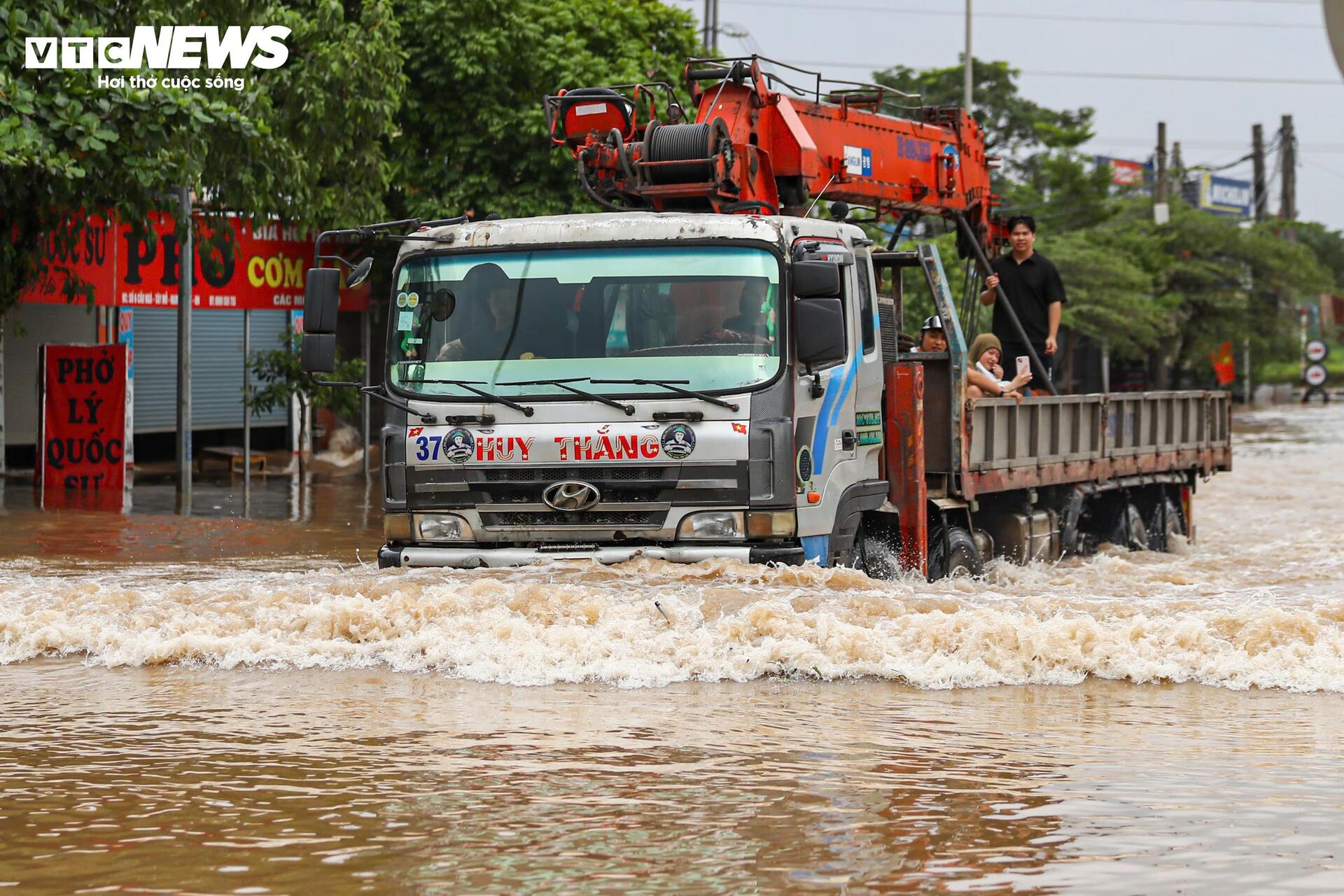 Nhiều tuyến đường ở Hà Nội vẫn ngập sâu, bộ đội chia ca túc trực dìu dân qua điểm nguy hiểm Nhiều tuyến đường ở Hà Nội vẫn ngập sâu, bộ đội chia ca túc trực dìu dân qua điểm nguy hiểm