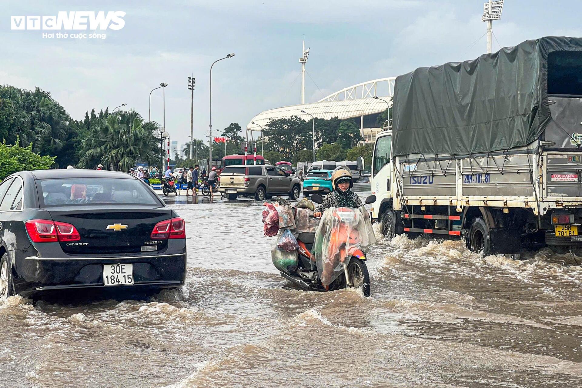 Đường vẫn ngập ngang gối, dân Hà Nội chen chúc dắt xe lội nước đi làm từ sớm Đường vẫn ngập ngang gối, dân Hà Nội chen chúc dắt xe lội nước đi làm từ sớm