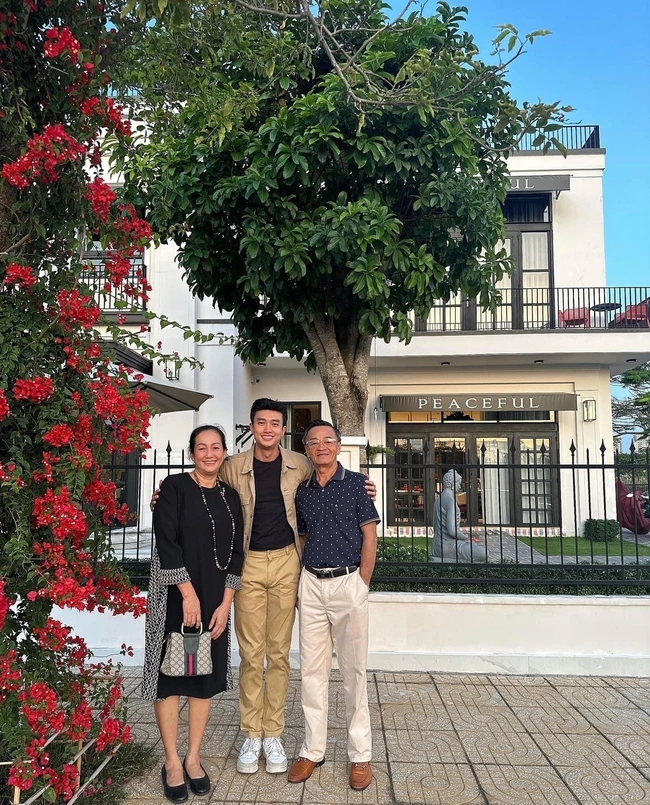 Ngoại hình nam nghệ sĩ sở hữu 2 biệt thự 70 tỷ ở TP.HCM - Cần Thơ, bị đồn đào hoa nhưng U40 chưa vợ- Ảnh 8. Ngoại hình nam nghệ sĩ sở hữu 2 biệt thự 70 tỷ ở TP.HCM - Cần Thơ, bị đồn đào hoa nhưng U40 chưa vợ- Ảnh 8.
