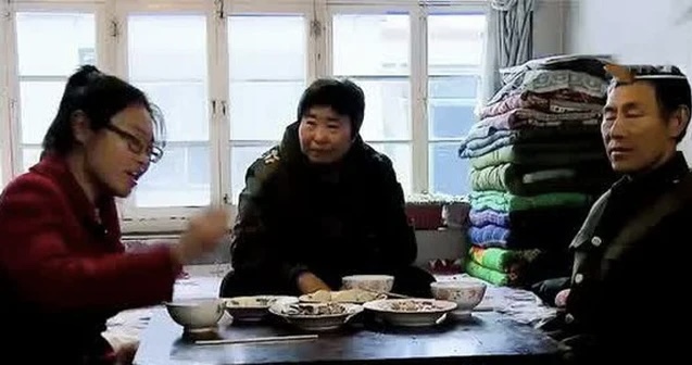 Sửng sốt về thế hệ “ký sinh trùng”: Con 30 tuổi vẫn bám víu, cha mẹ oằn lưng gánh nợ khi bị biến thành “ngân hàng sống”