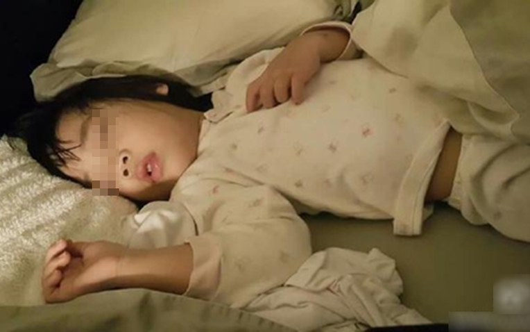 Bé gái 6 tuổi ngủ một mình trên chiếc giường 2 mét, nhưng lúc nào cũng kêu chật chội, người mẹ bật khóc khi kiểm tra camera giám sát!