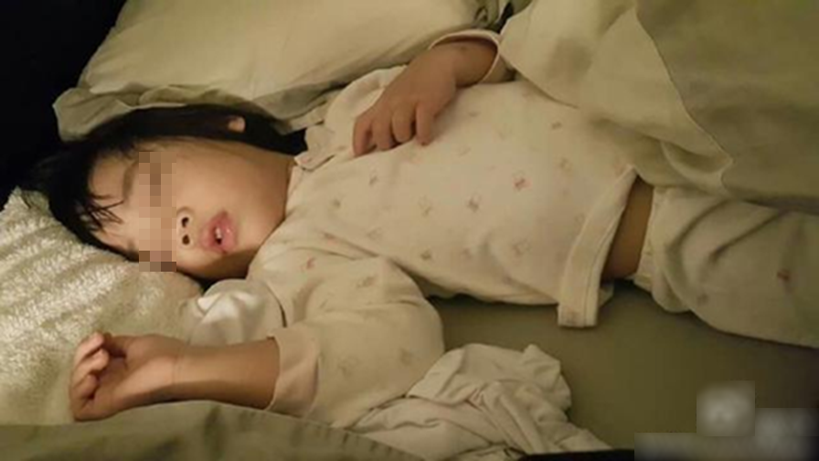 Bé gái 6 tuổi ngủ một mình trên chiếc giường 2 mét, nhưng lúc nào cũng kêu chật chội, người mẹ bật khóc khi kiểm tra camera giám sát!