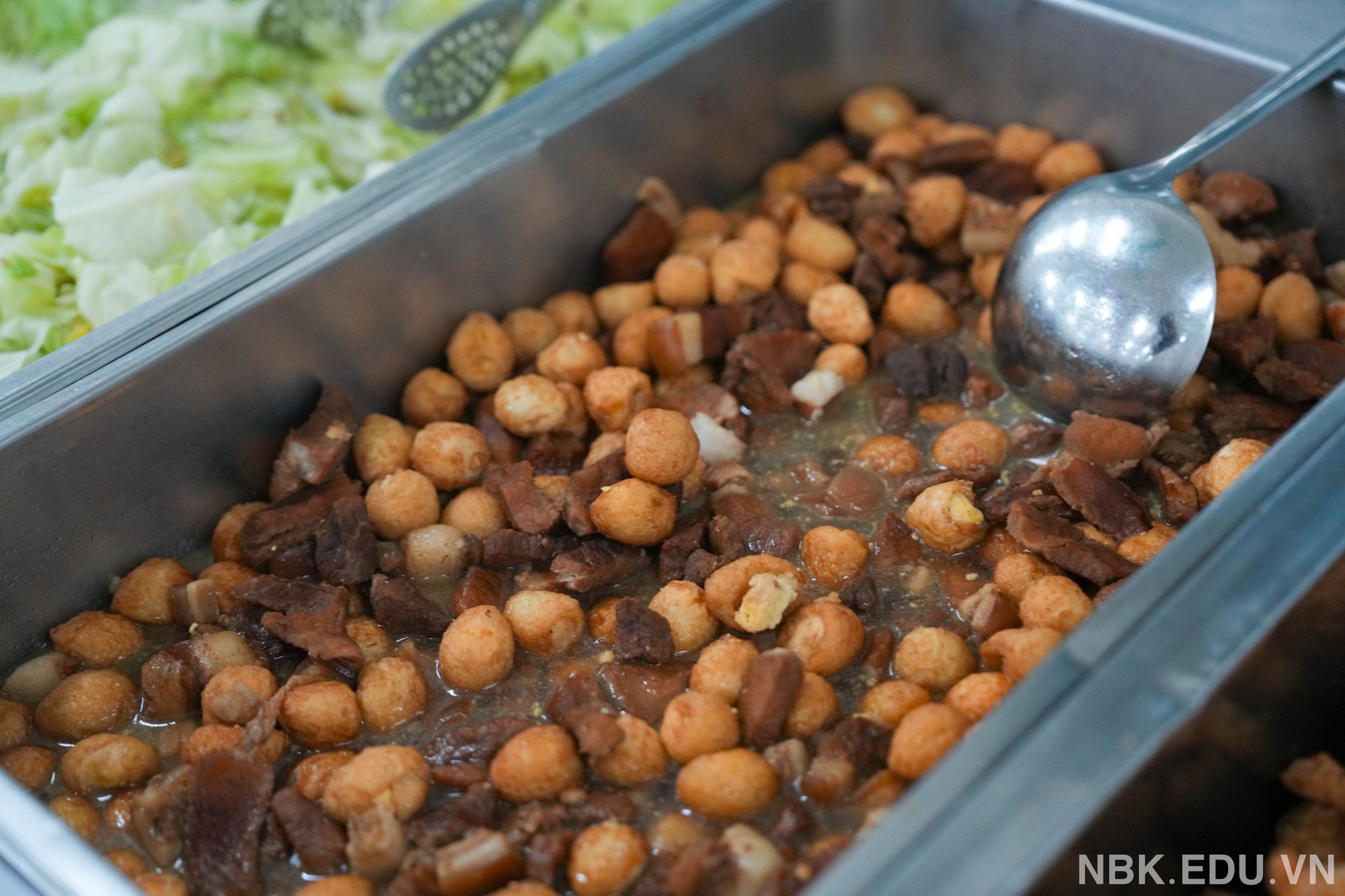 Xuýt xoa bữa cơm miễn phí siêu ngon của học sinh 1 trường tư tại Hà Nội trong buổi tối... bất đắc dĩ phải ở lại trường! Xuýt xoa bữa cơm miễn phí siêu ngon của học sinh 1 trường tư tại Hà Nội trong buổi tối... bất đắc dĩ phải ở lại trường!