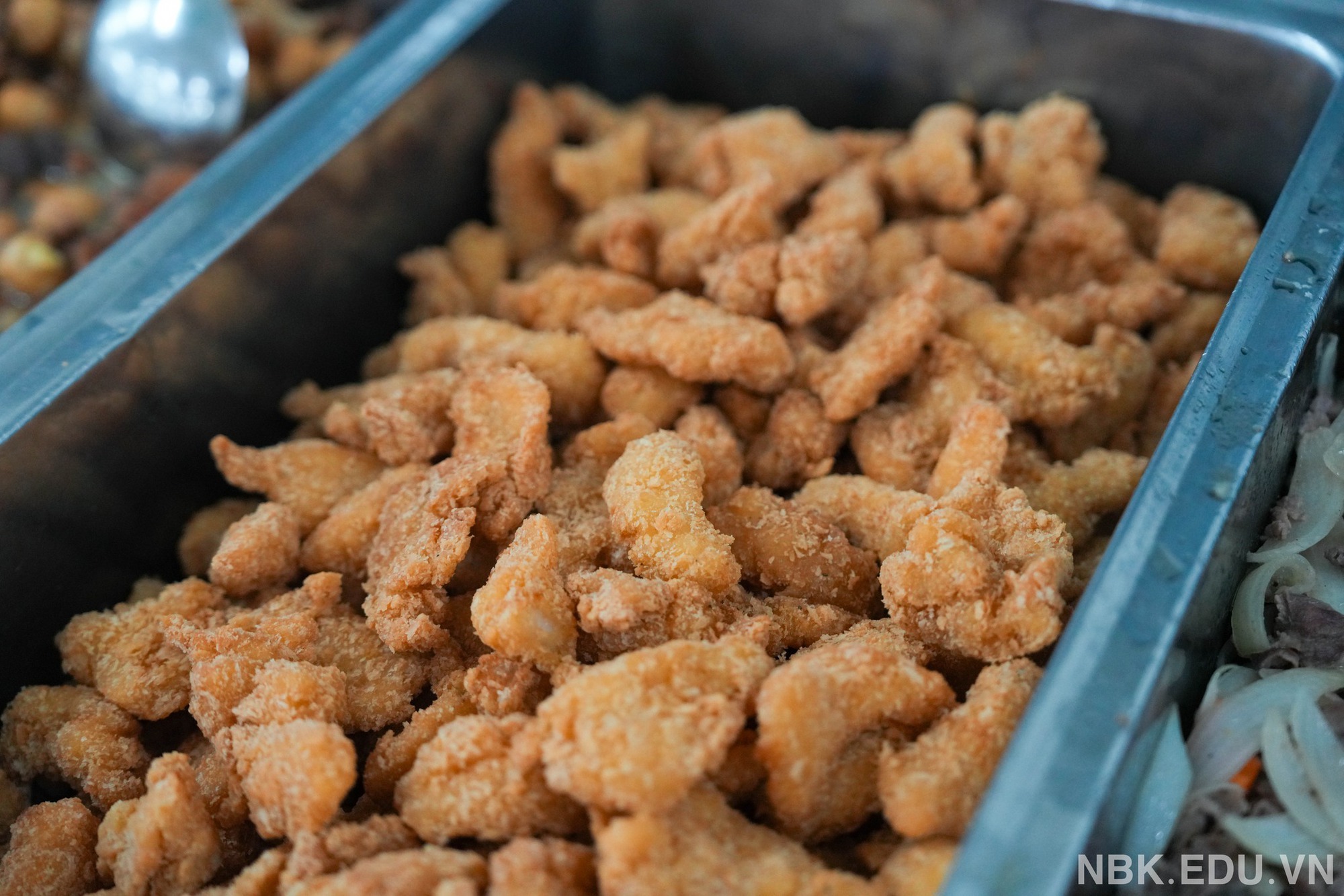 Xuýt xoa bữa cơm miễn phí siêu ngon của học sinh 1 trường tư tại Hà Nội trong buổi tối... bất đắc dĩ phải ở lại trường! Xuýt xoa bữa cơm miễn phí siêu ngon của học sinh 1 trường tư tại Hà Nội trong buổi tối... bất đắc dĩ phải ở lại trường!