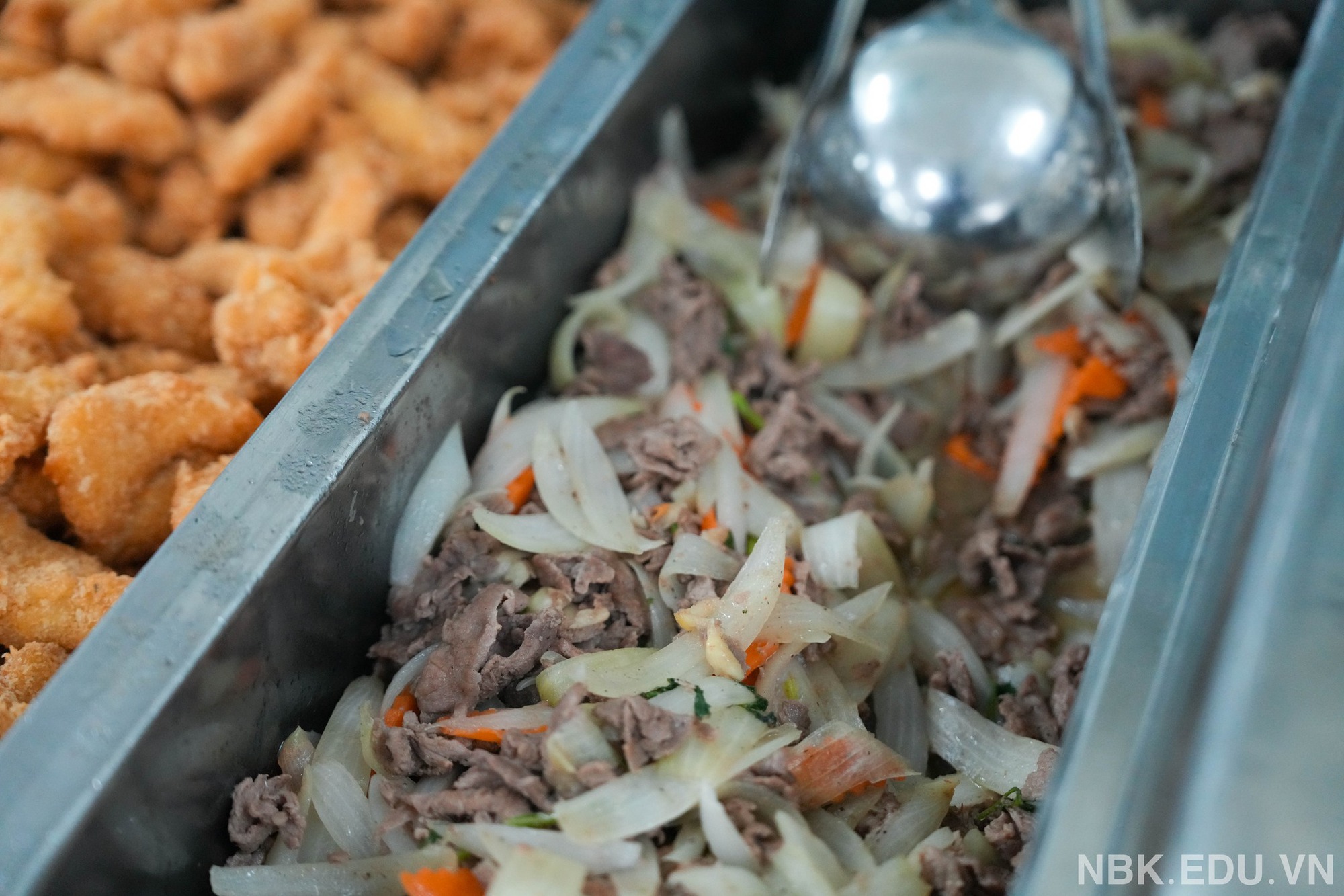 Xuýt xoa bữa cơm miễn phí siêu ngon của học sinh 1 trường tư tại Hà Nội trong buổi tối... bất đắc dĩ phải ở lại trường! Xuýt xoa bữa cơm miễn phí siêu ngon của học sinh 1 trường tư tại Hà Nội trong buổi tối... bất đắc dĩ phải ở lại trường!