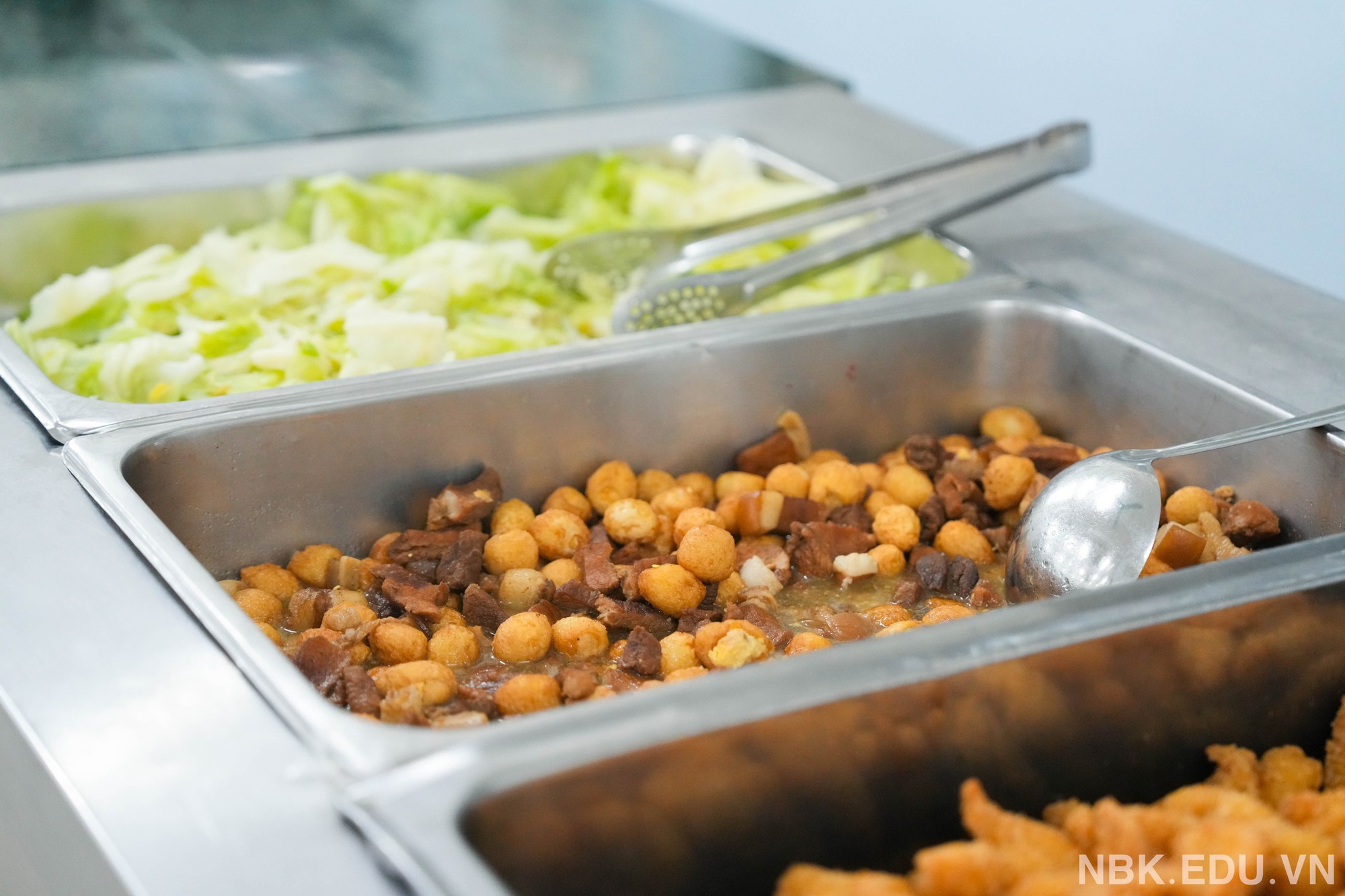 Xuýt xoa bữa cơm miễn phí siêu ngon của học sinh 1 trường tư tại Hà Nội trong buổi tối... bất đắc dĩ phải ở lại trường! Xuýt xoa bữa cơm miễn phí siêu ngon của học sinh 1 trường tư tại Hà Nội trong buổi tối... bất đắc dĩ phải ở lại trường!