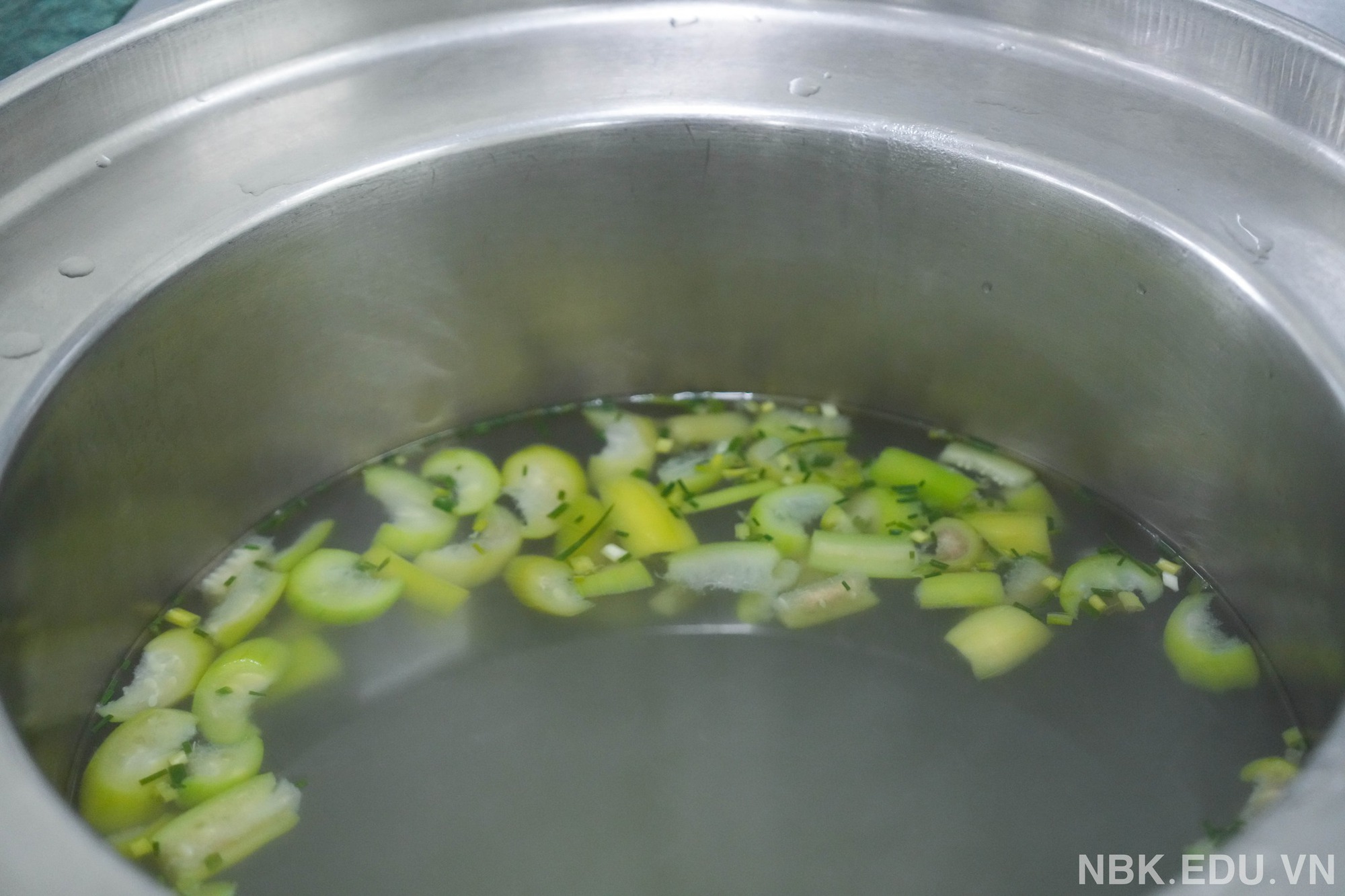 Xuýt xoa bữa cơm miễn phí siêu ngon của học sinh 1 trường tư tại Hà Nội trong buổi tối... bất đắc dĩ phải ở lại trường! Xuýt xoa bữa cơm miễn phí siêu ngon của học sinh 1 trường tư tại Hà Nội trong buổi tối... bất đắc dĩ phải ở lại trường!