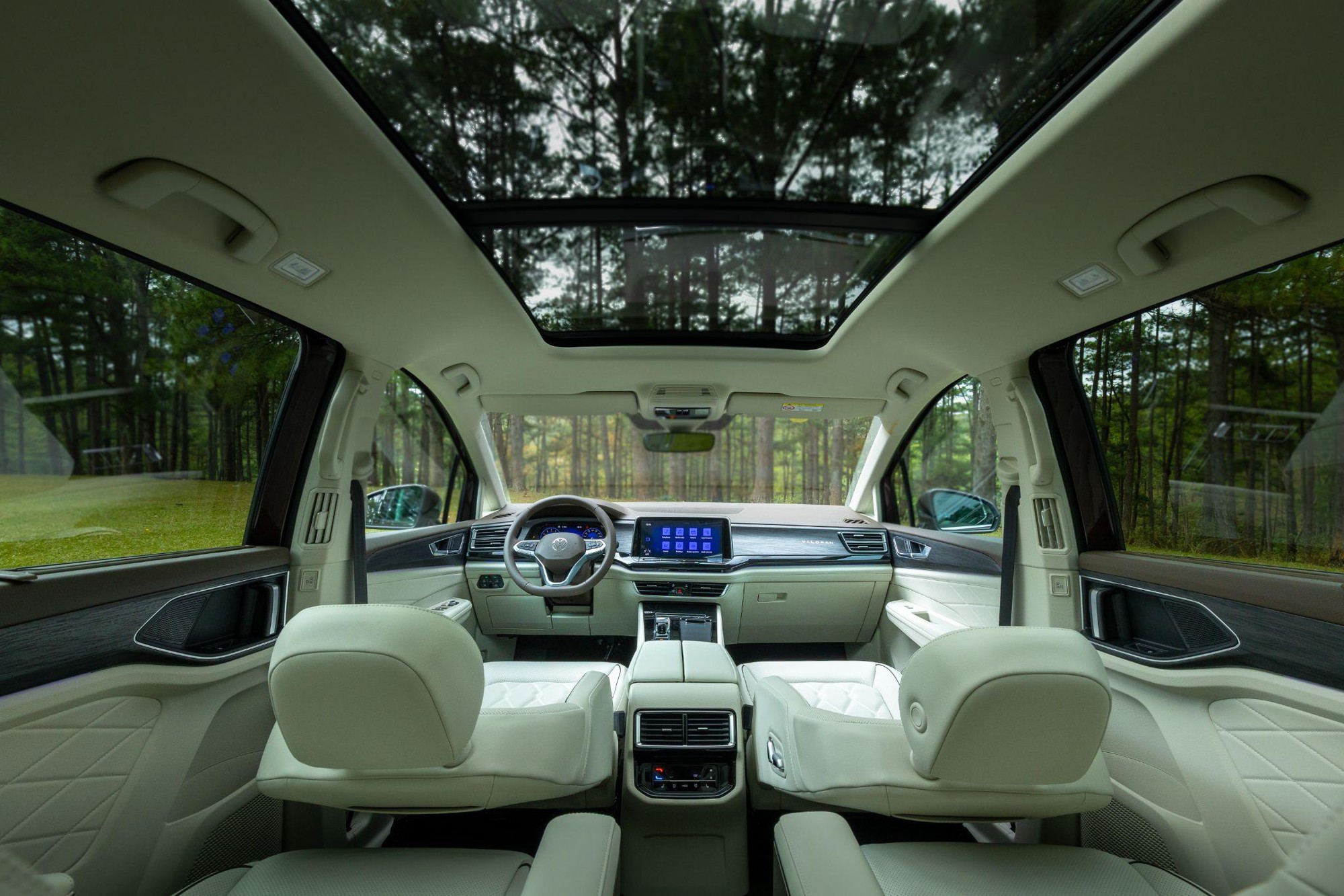 Bài toán chọn xe tầm giá 2 tỷ đồng cho gia đình 3 thế hệ: Volkswagen Viloran là lời giải trọn vẹn - Ảnh 2. Bài toán chọn xe tầm giá 2 tỷ đồng cho gia đình 3 thế hệ: Volkswagen Viloran là lời giải trọn vẹn - Ảnh 2.