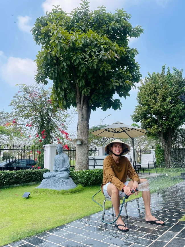 Ngoại hình nam nghệ sĩ sở hữu 2 biệt thự 70 tỷ ở TP.HCM - Cần Thơ, bị đồn đào hoa nhưng U40 chưa vợ- Ảnh 6. Ngoại hình nam nghệ sĩ sở hữu 2 biệt thự 70 tỷ ở TP.HCM - Cần Thơ, bị đồn đào hoa nhưng U40 chưa vợ- Ảnh 6.