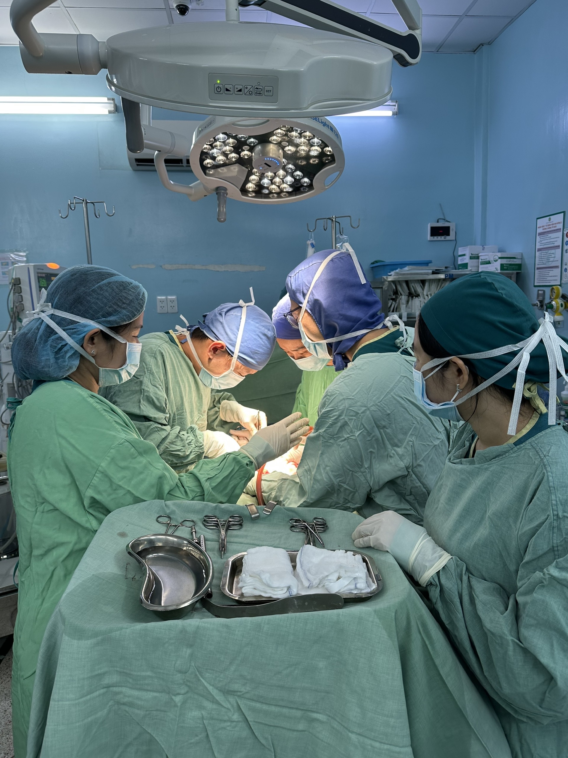 Hy hữu nhành cây dài 16 cm nằm trong bụng bé gái suốt 4 tháng Hy hữu nhành cây dài 16 cm nằm trong bụng bé gái suốt 4 tháng