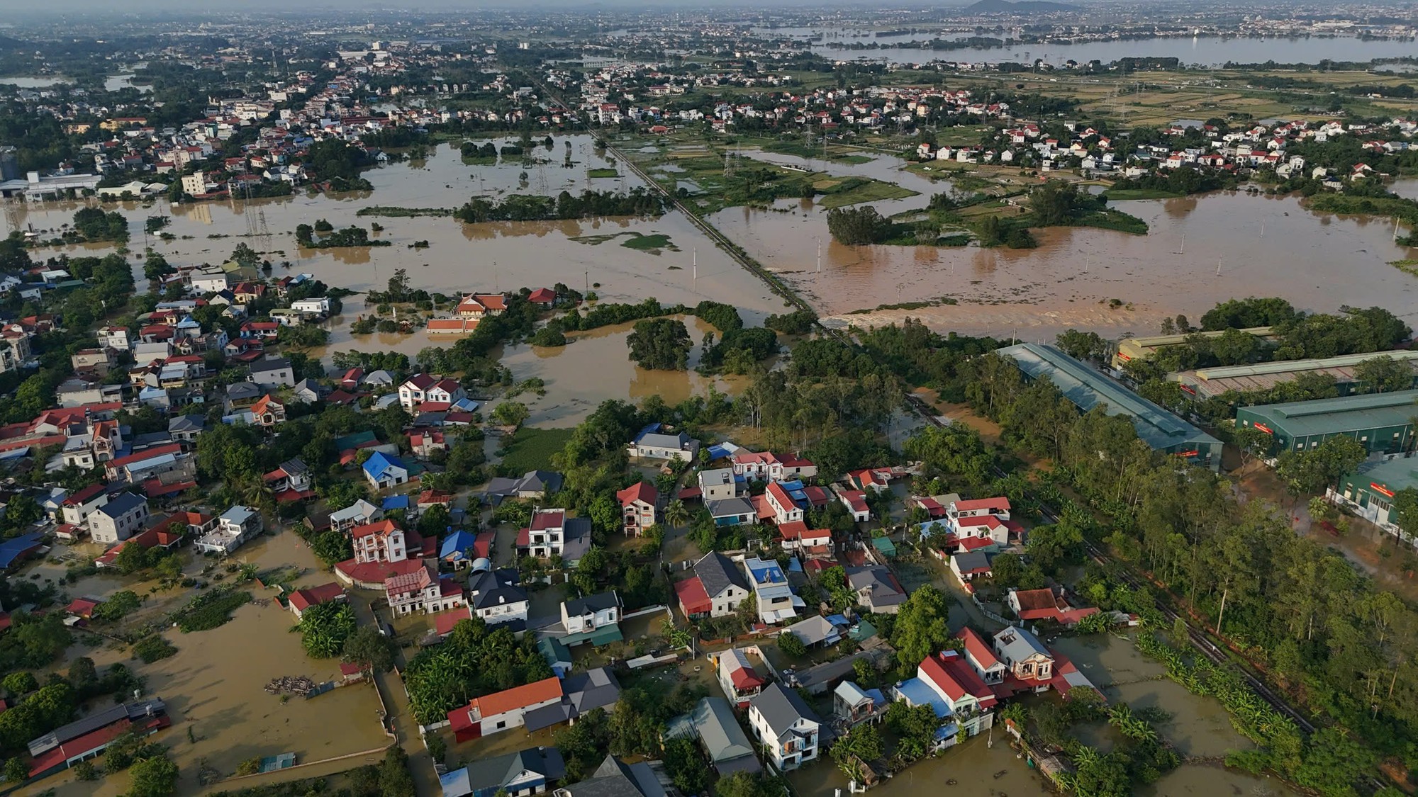 Lũ sông Cầu vượt mức báo động 3 , Hà Nội khẩn cấp di dời dân - Ảnh 1. Lũ sông Cầu vượt mức báo động 3 , Hà Nội khẩn cấp di dời dân - Ảnh 1.