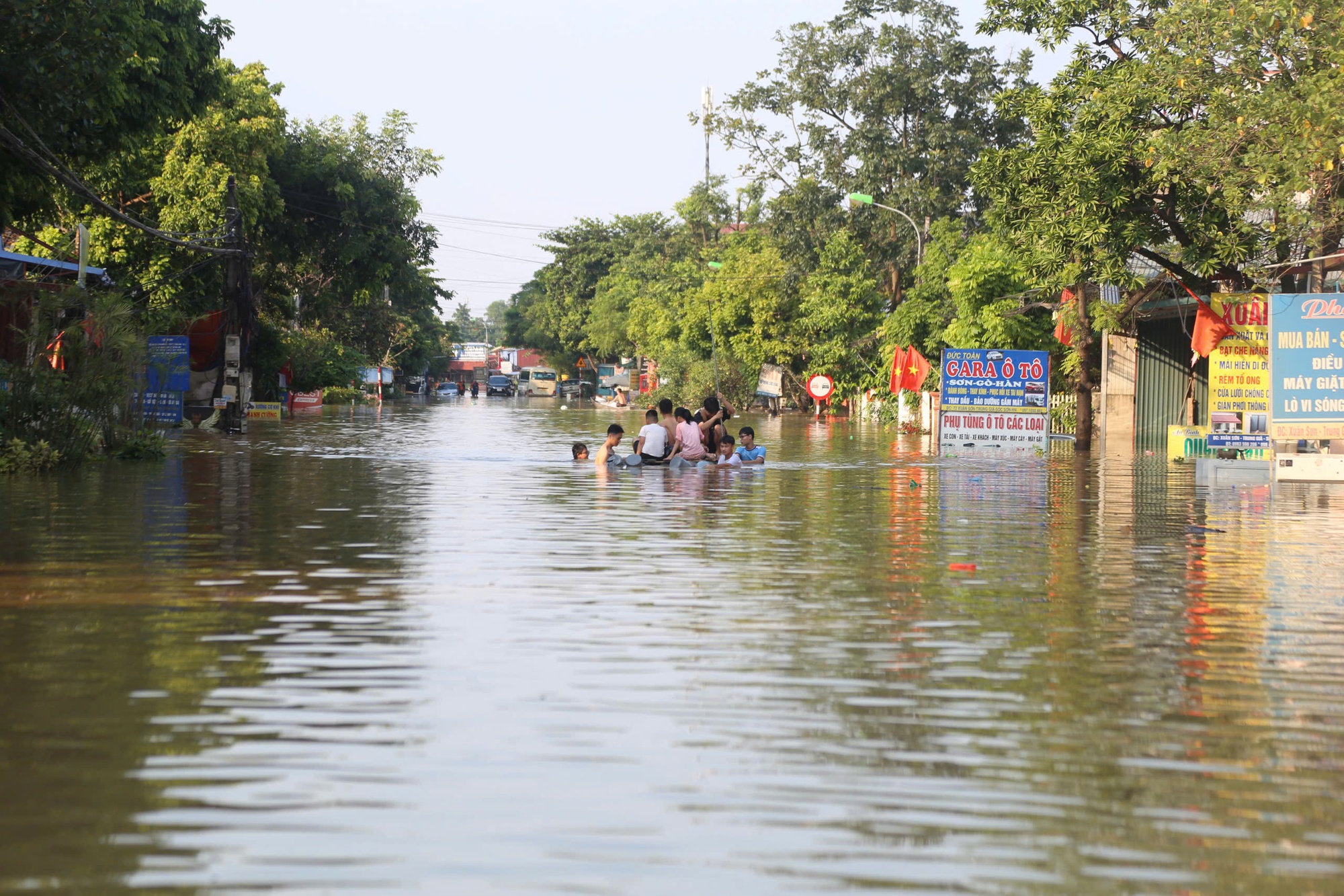 Lũ sông Cầu vượt mức báo động 3 , Hà Nội khẩn cấp di dời dân - Ảnh 2. Lũ sông Cầu vượt mức báo động 3 , Hà Nội khẩn cấp di dời dân - Ảnh 2.