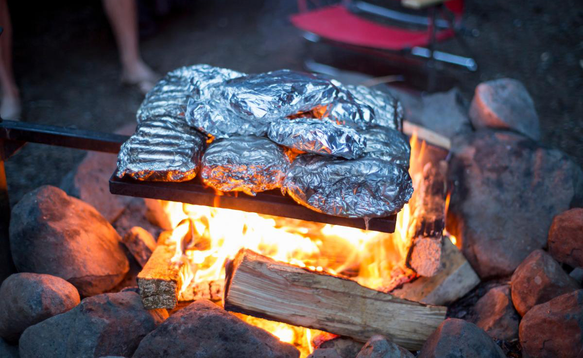 6 kiểu dùng giấy bạc vừa phí đồ ăn lại “phá gan”, hại thận, dễ cháy nổ nhưng cực hiếm gia đình nào chưa từng làm - Ảnh 3.