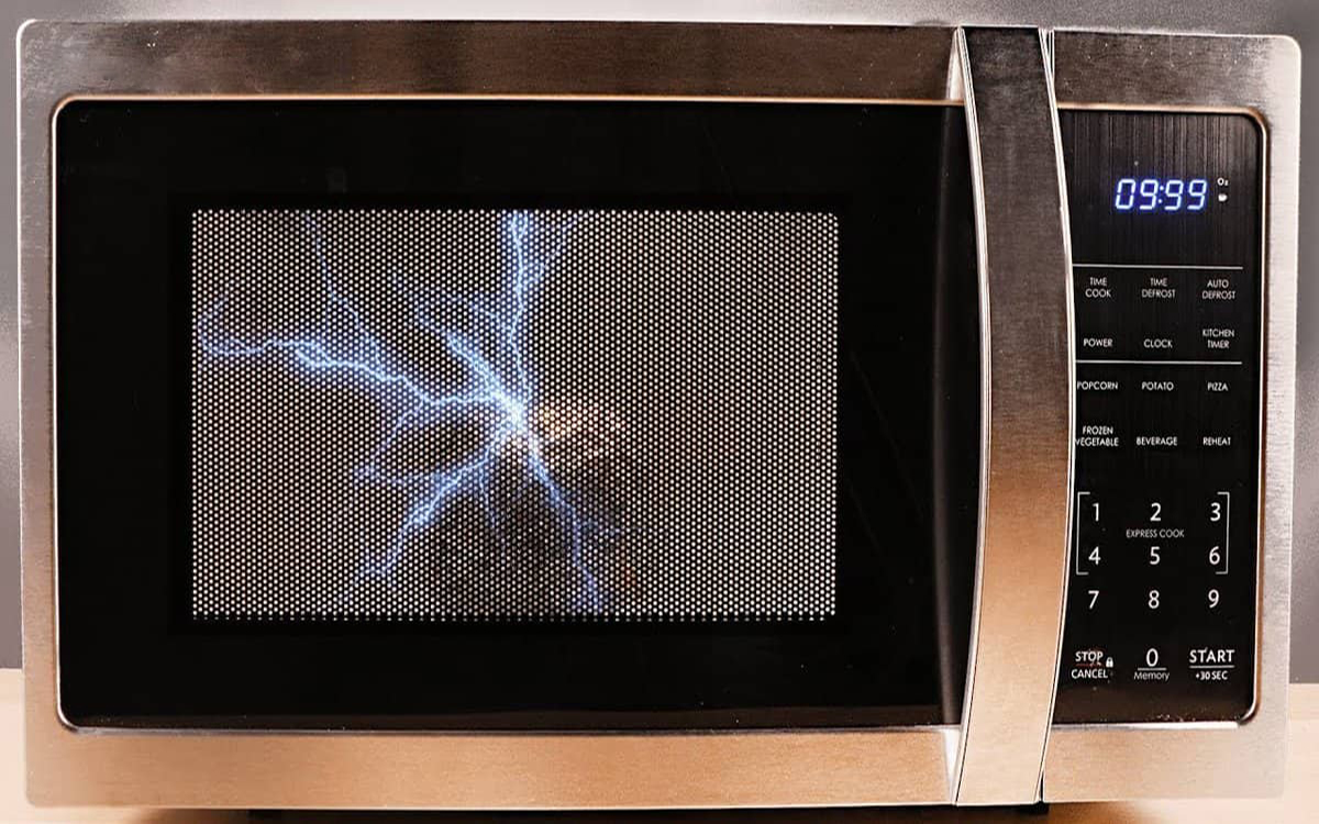 6 kiểu dùng giấy bạc vừa phí đồ ăn lại “phá gan”, hại thận, dễ cháy nổ nhưng cực hiếm gia đình nào chưa từng làm - Ảnh 1.