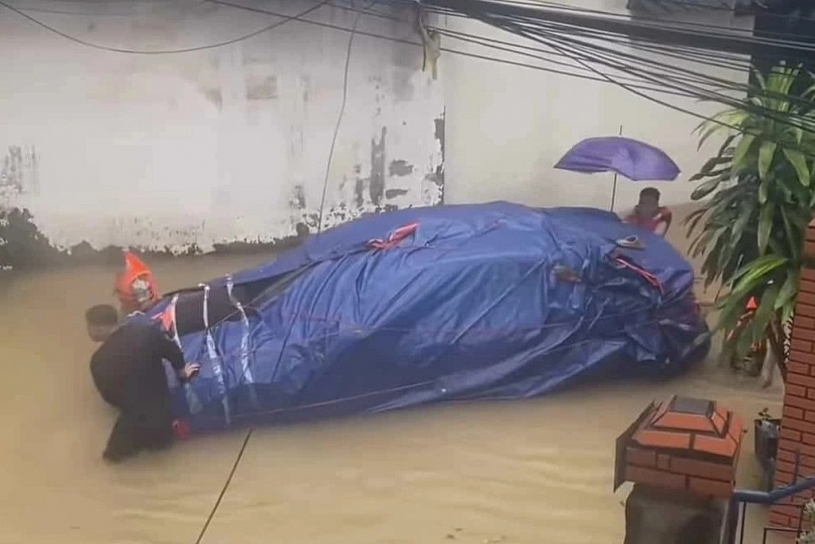 Dùng bạt chống ngập ô tô trong mùa mưa bão: Cẩn thận tiền mất tật mang- Ảnh 2. Dùng bạt chống ngập ô tô trong mùa mưa bão: Cẩn thận tiền mất tật mang- Ảnh 2.