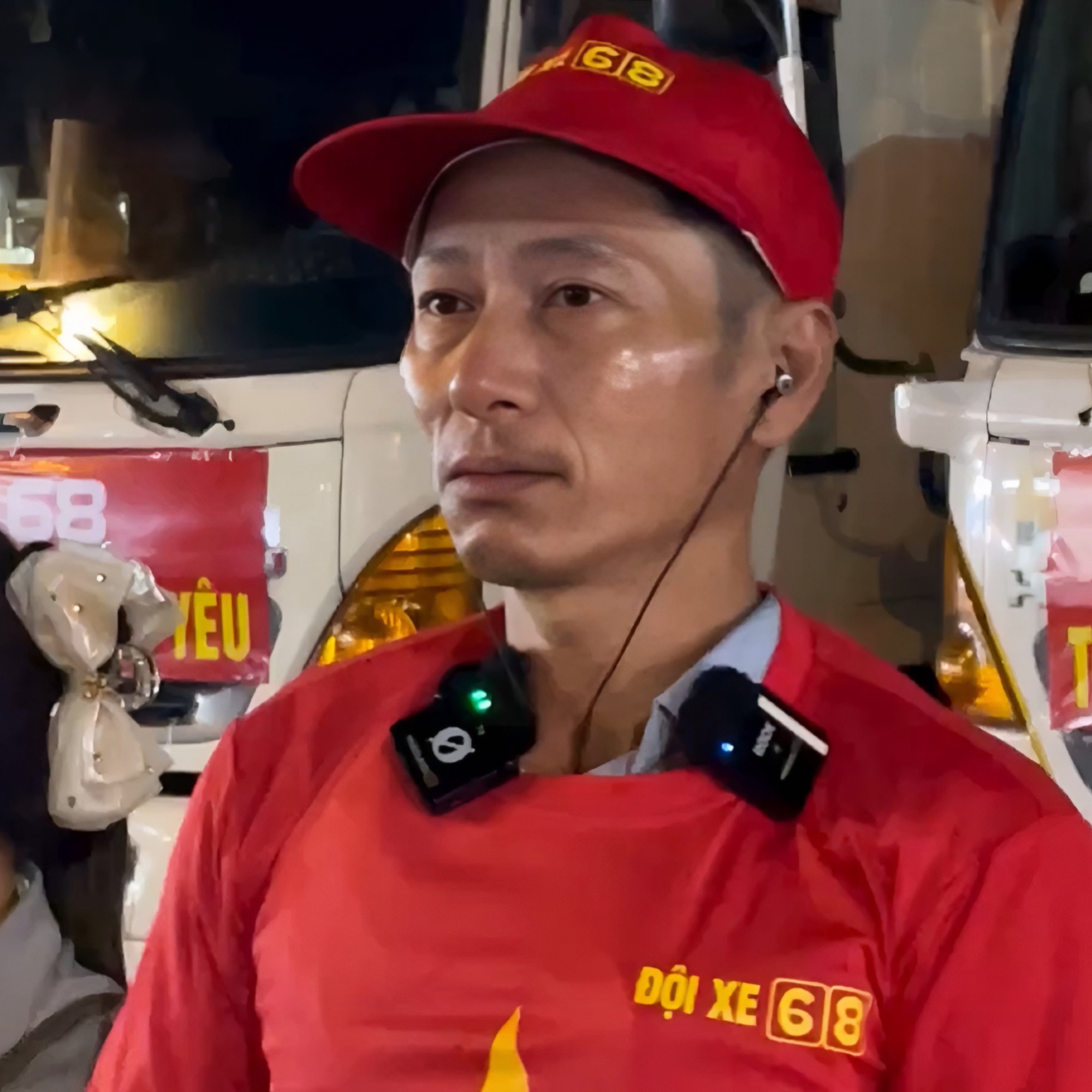 Đội trưởng xe 68 lên tiếng về thông tin "bán vàng của vợ" mua nhu yếu phẩm cứu trợ người dân vùng lũ - Ảnh 2. Đội trưởng xe 68 lên tiếng về thông tin "bán vàng của vợ" mua nhu yếu phẩm cứu trợ người dân vùng lũ - Ảnh 2.