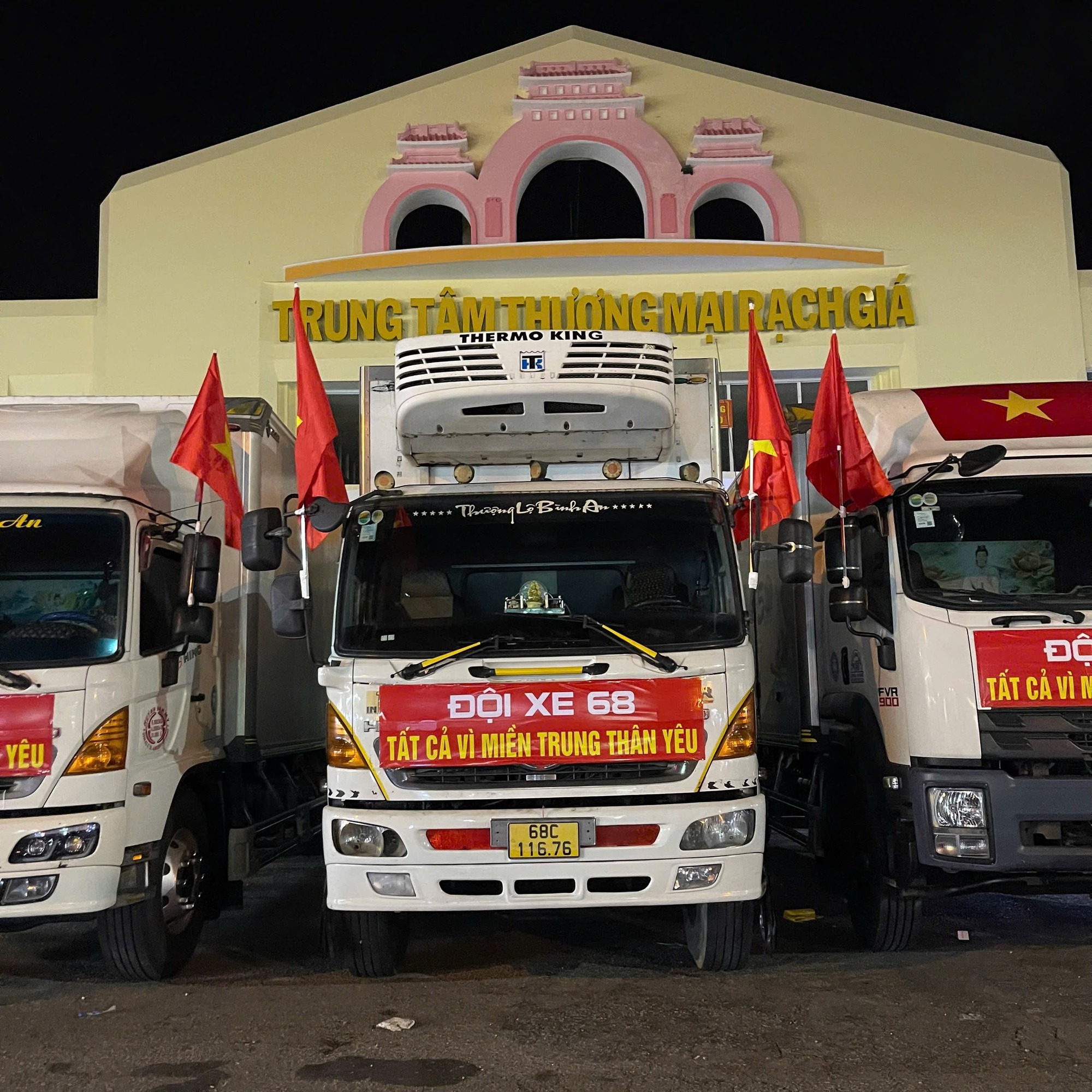 Đội trưởng xe 68 lên tiếng về thông tin "bán vàng của vợ" mua nhu yếu phẩm cứu trợ người dân vùng lũ - Ảnh 3. Đội trưởng xe 68 lên tiếng về thông tin "bán vàng của vợ" mua nhu yếu phẩm cứu trợ người dân vùng lũ - Ảnh 3.