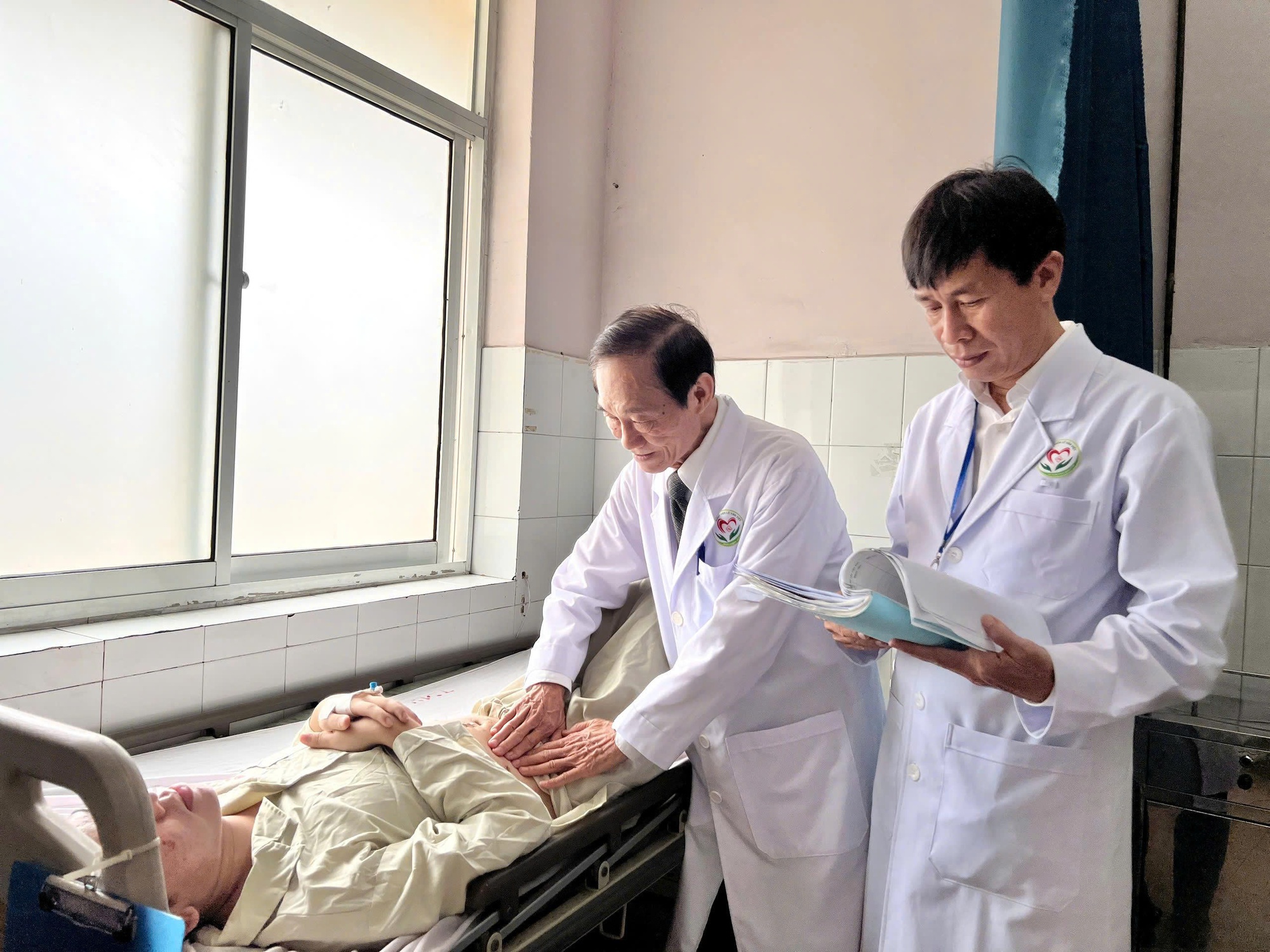 Bị xương cá bị đâm thủng ruột, bệnh nhân quằn quại trong đau đớn - Ảnh 1.